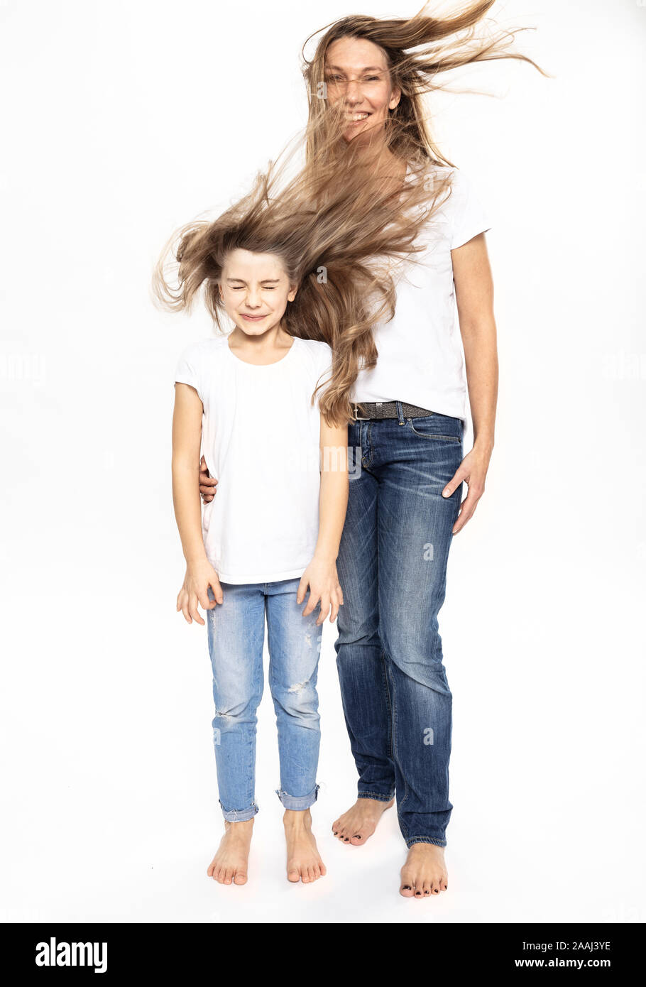 Mutter und Tochter mit fliegenden Haare, weisser Hintergrund Stockfoto