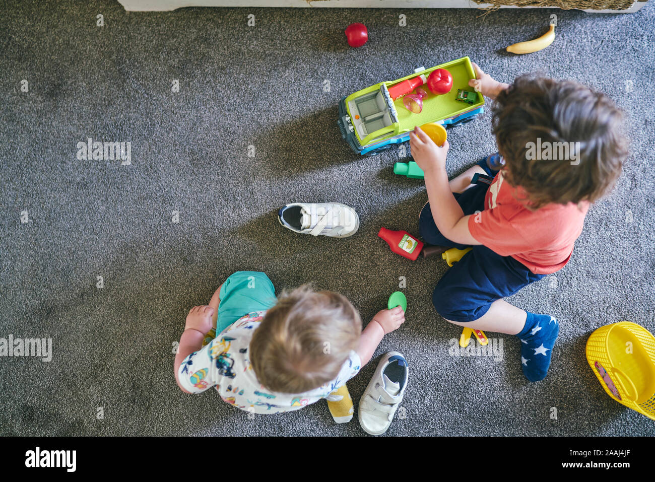 Jungen spielen mit Spielzeug Lkw und verschiedene Spielsachen Wolldecke Stockfoto