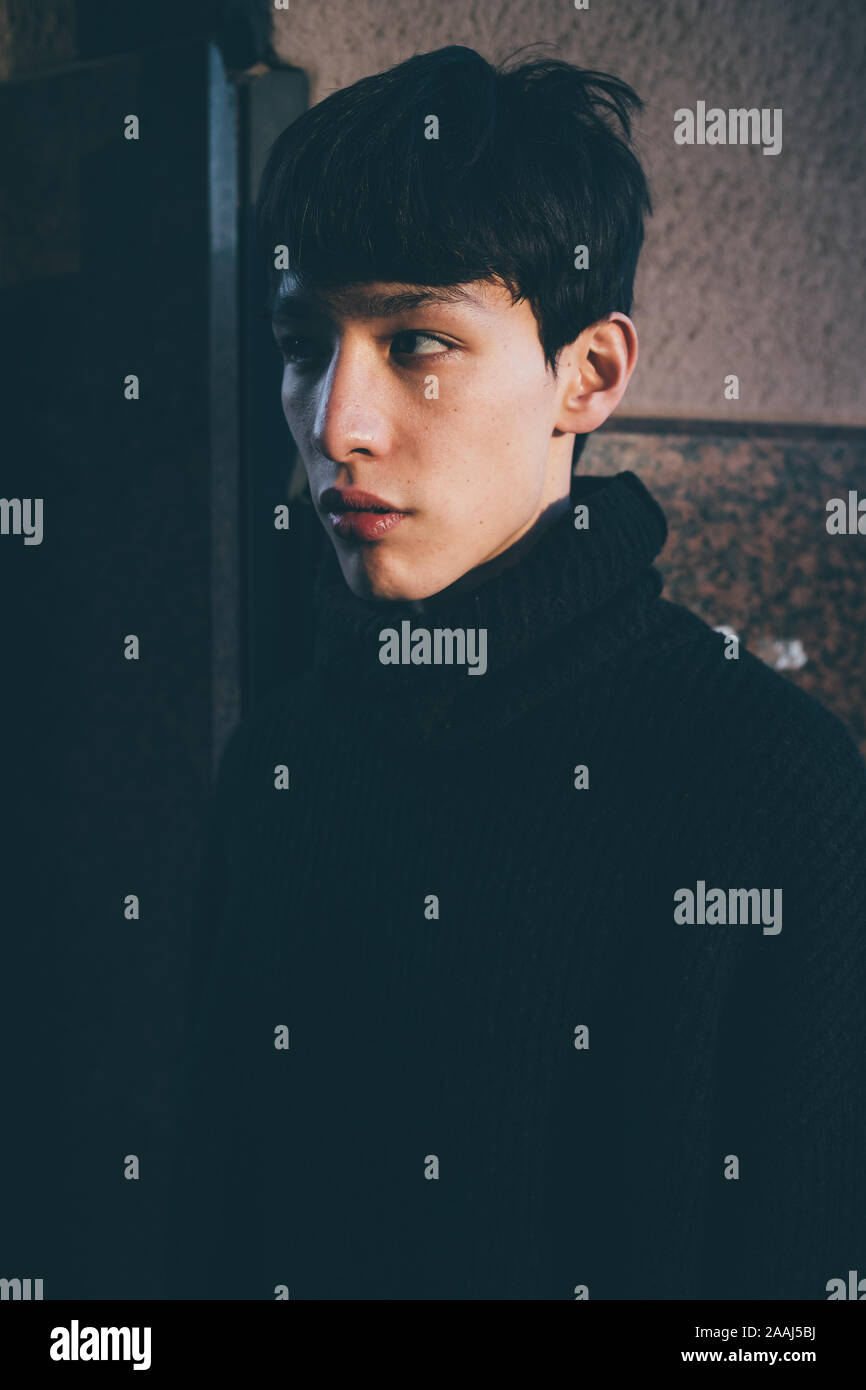 Portrait des jungen Mannes im Polo Rollkragen Stockfoto