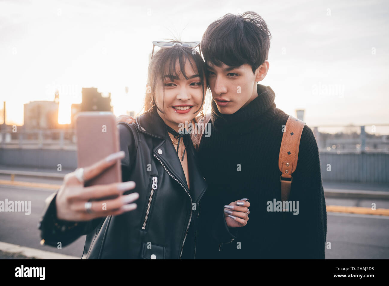 Junges Paar unter selfie auf Straße, Mailand, Italien Stockfoto