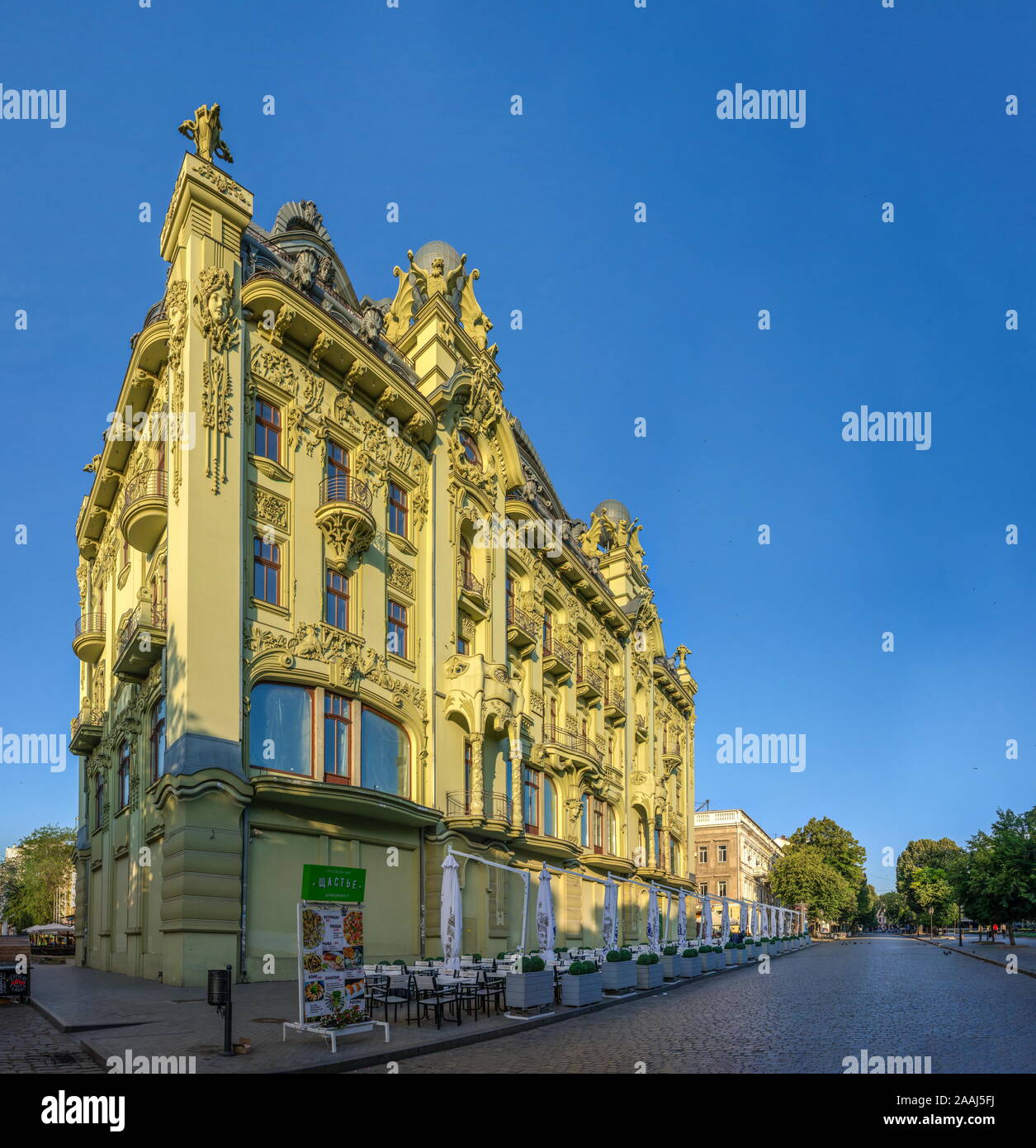 Odessa, Ukraine - 06.16.2019. Hotel bolschaja Moskowskaja auf Deribasowskaja Straße in Odessa, Ukraine, an einem sonnigen Sommermorgen Stockfoto