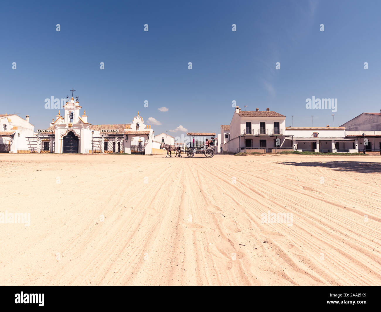 19/09-18, El Rocio, Spanien. Eine Pferdekutsche Touristen durch die sandigen Straßen von El Rocio. Stockfoto