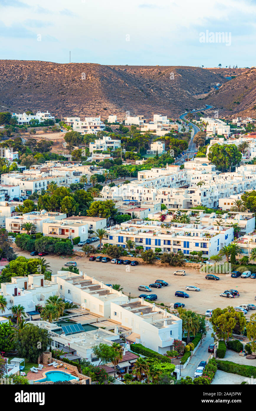 Agua Amarga, Spanien - August 8, 2018. Sonnenuntergang über dem Dorf Agua Amarga. Wie aus den westlichen Hügel gesehen. Stockfoto