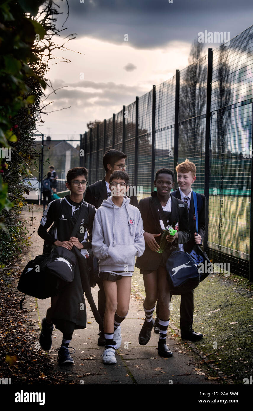 Jugendliche Hinterlasse eine Spiele Lektion an einer weiterführenden Schule in den späten Nachmittag Licht, Großbritannien Stockfoto