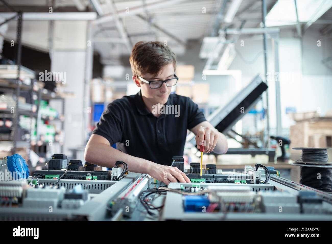Lehrling Elektroniker in der Elektronikfertigung ab Werk Stockfoto