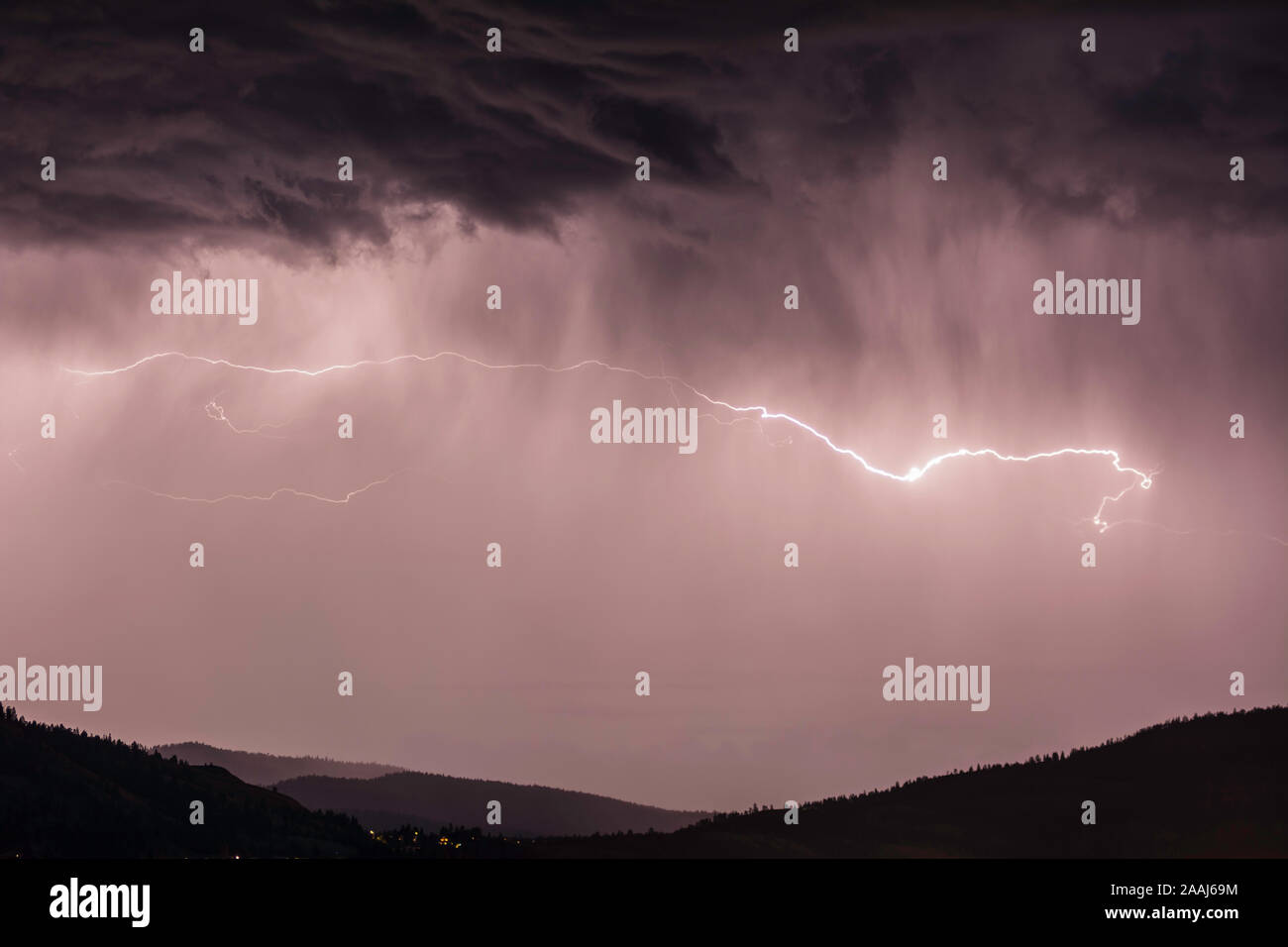 Blitzschläge bei Gewitter über Okanagan Valley, British Columbia, Kanada Stockfoto