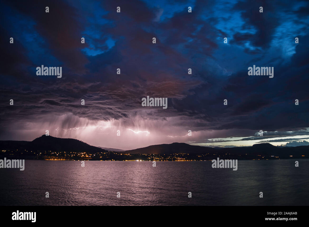 Blitzschläge bei Gewitter über Okanagan Valley, British Columbia, Kanada Stockfoto