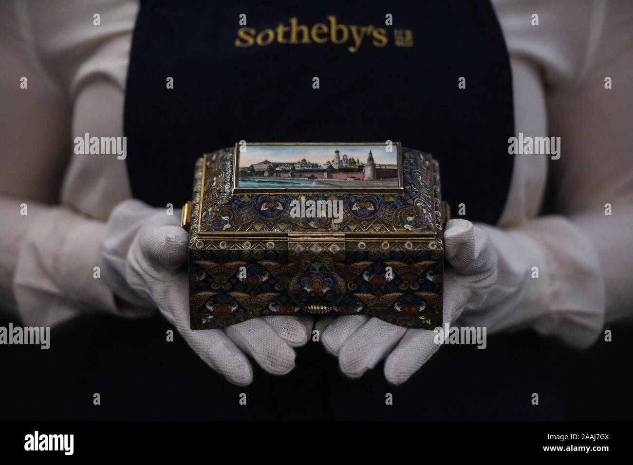Eine Gallery Assistant hält ein Silber-vergoldet, Cloisonn?? Und bildhaften Emaille Schatulle, 1908-1917, geschätzt auf???? von 100.000 - 150.000, während einer Pressekonferenz aus dem Verkauf der Werke, die durch einige der herausragenden Autoren der russischen Kunst bei Sotheby's in London. Stockfoto