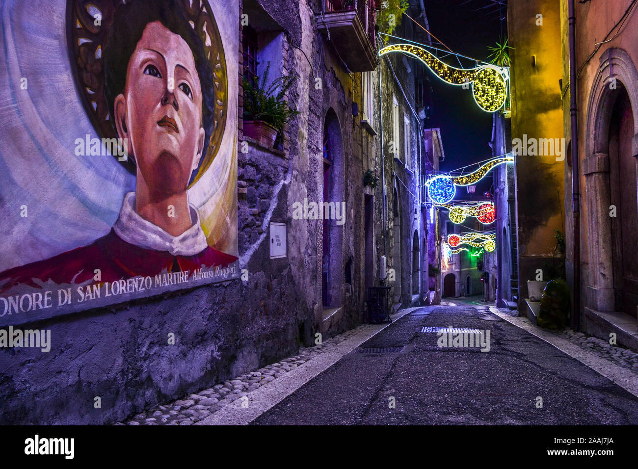 Ein Spaziergang in San Lorenzello, Benevento, Italien während der Weihnachtszeit. Magische Lichter füllen die Straßen des Dorfes. Stockfoto