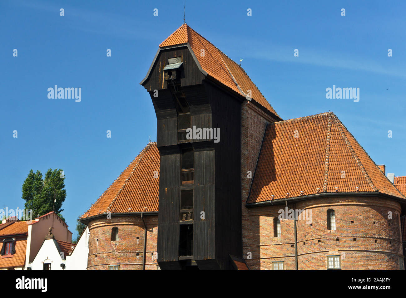 Polen. Danziger Altstadt mit mittelalterlichen Hafenkran Zuraw und Fluss Mottlau. Stockfoto