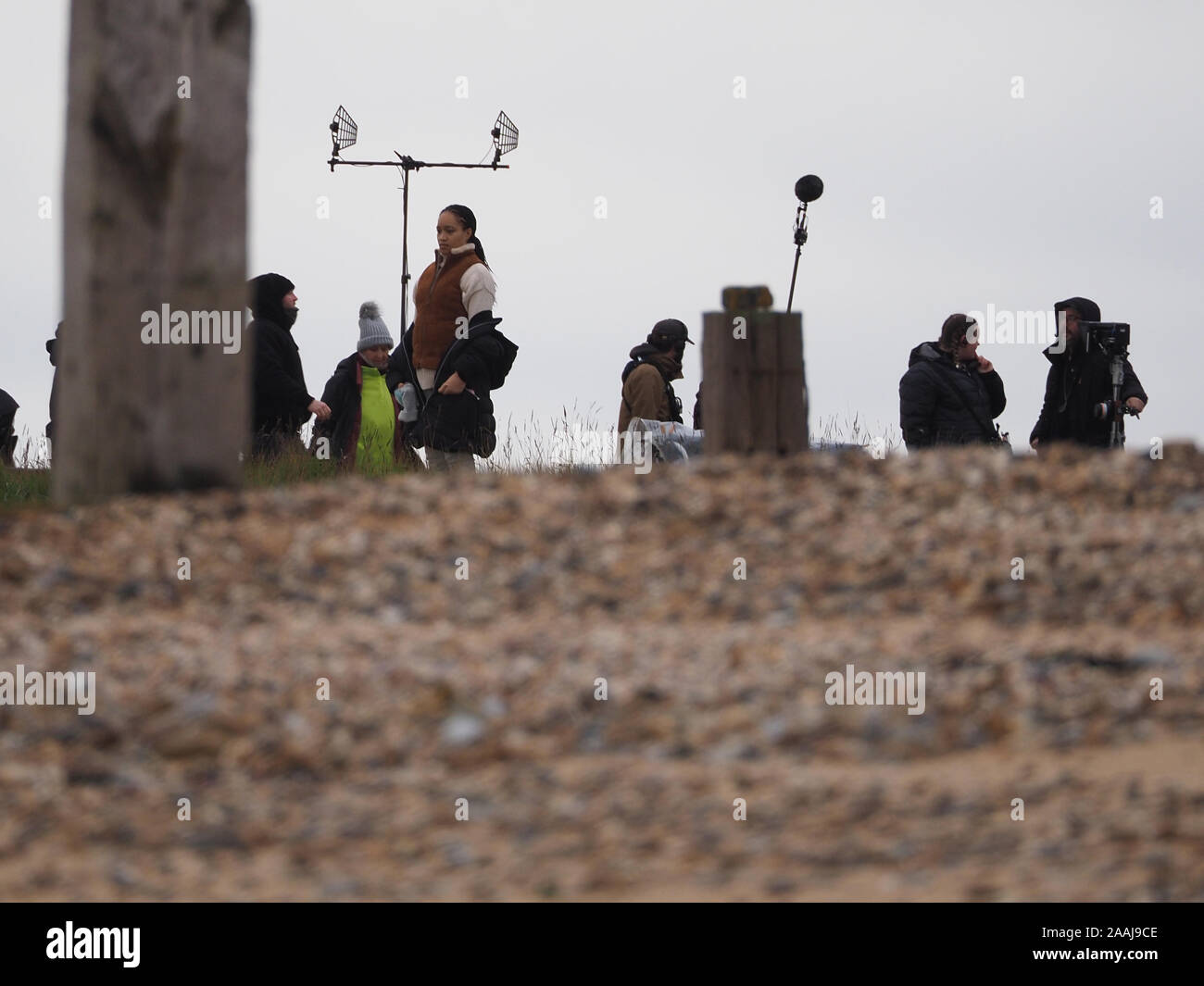 Shellness, Kent, Großbritannien. 22 Nov, 2019. Filmteams waren fleckig Dreharbeiten HBO/Sky Drama "Der dritte Tag" in Shellness, Kent heute. Der dritte Tag wird eine Liste Stars wie Jude Law und Naomie Harris. Credit: James Bell/Alamy leben Nachrichten Stockfoto