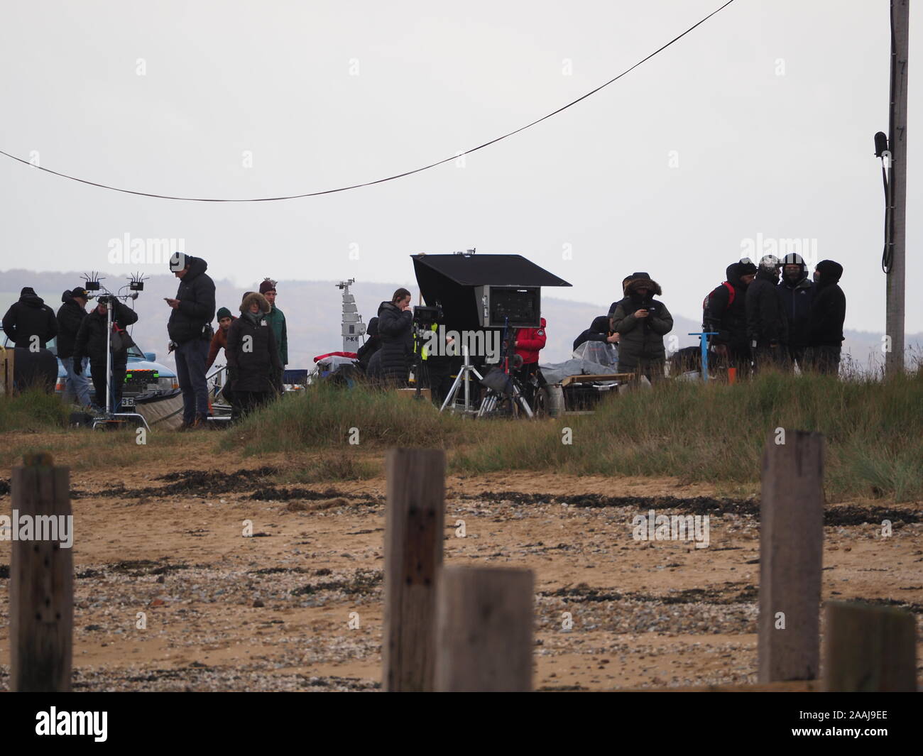 Shellness, Kent, Großbritannien. 22 Nov, 2019. Filmteams waren fleckig Dreharbeiten HBO/Sky Drama "Der dritte Tag" in Shellness, Kent heute. Der dritte Tag wird eine Liste Stars wie Jude Law und Naomie Harris. Credit: James Bell/Alamy leben Nachrichten Stockfoto