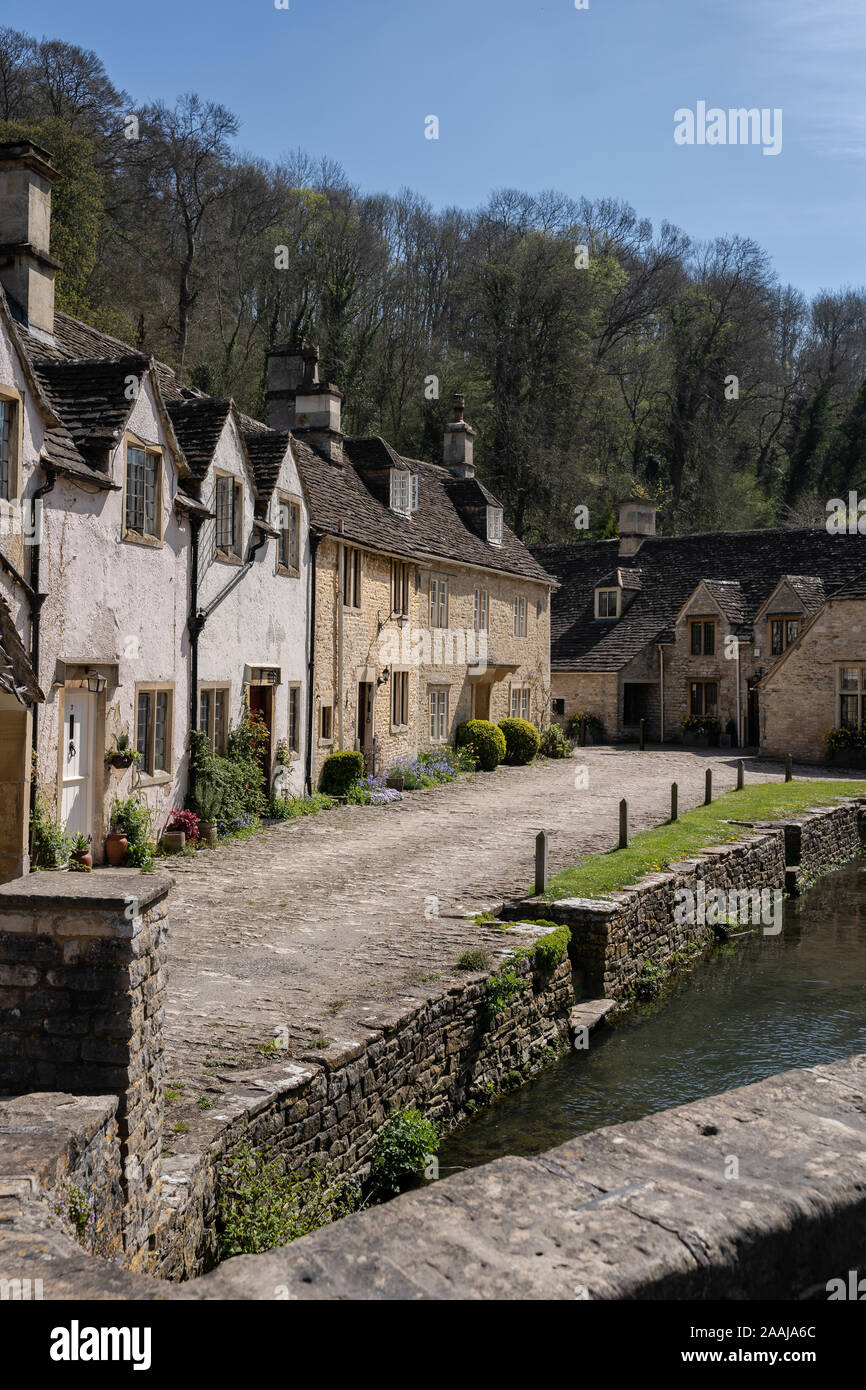 Cute Traditionelles Englisches Stein Kalkstein Häuser in den Cotswolds England, Vereinigtes Königreich Stockfoto