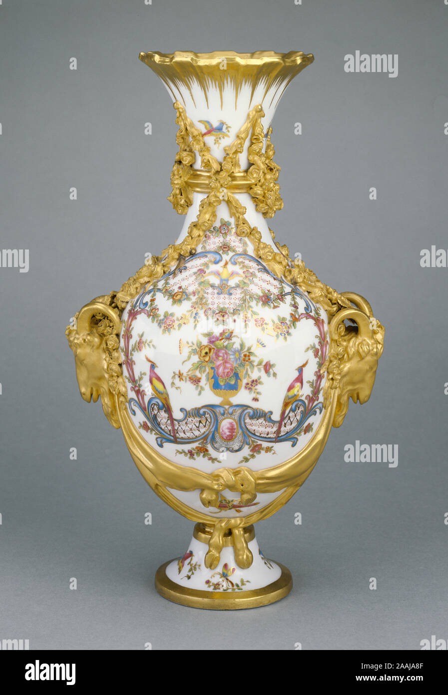Vase (vase Bouc du Barry B); Gemalt von Fallot (Französisch, aktive Sèvres, Frankreich 1764 - 1790), vergoldet von Jean Chauvaux der Jüngere (Französisch, 1735-1807?), Sèvres Manufaktur (Französisch, 1756); Sèvres, Frankreich; November 1778; Hartporzellan, mehrfarbigem Emaille Deko, Versilbern und Vergolden; 29,5 x 17,8 12,1 cm (11 5/8 x 7 x 4 x 3/4 in.); 70.DE. 99,1 Stockfoto