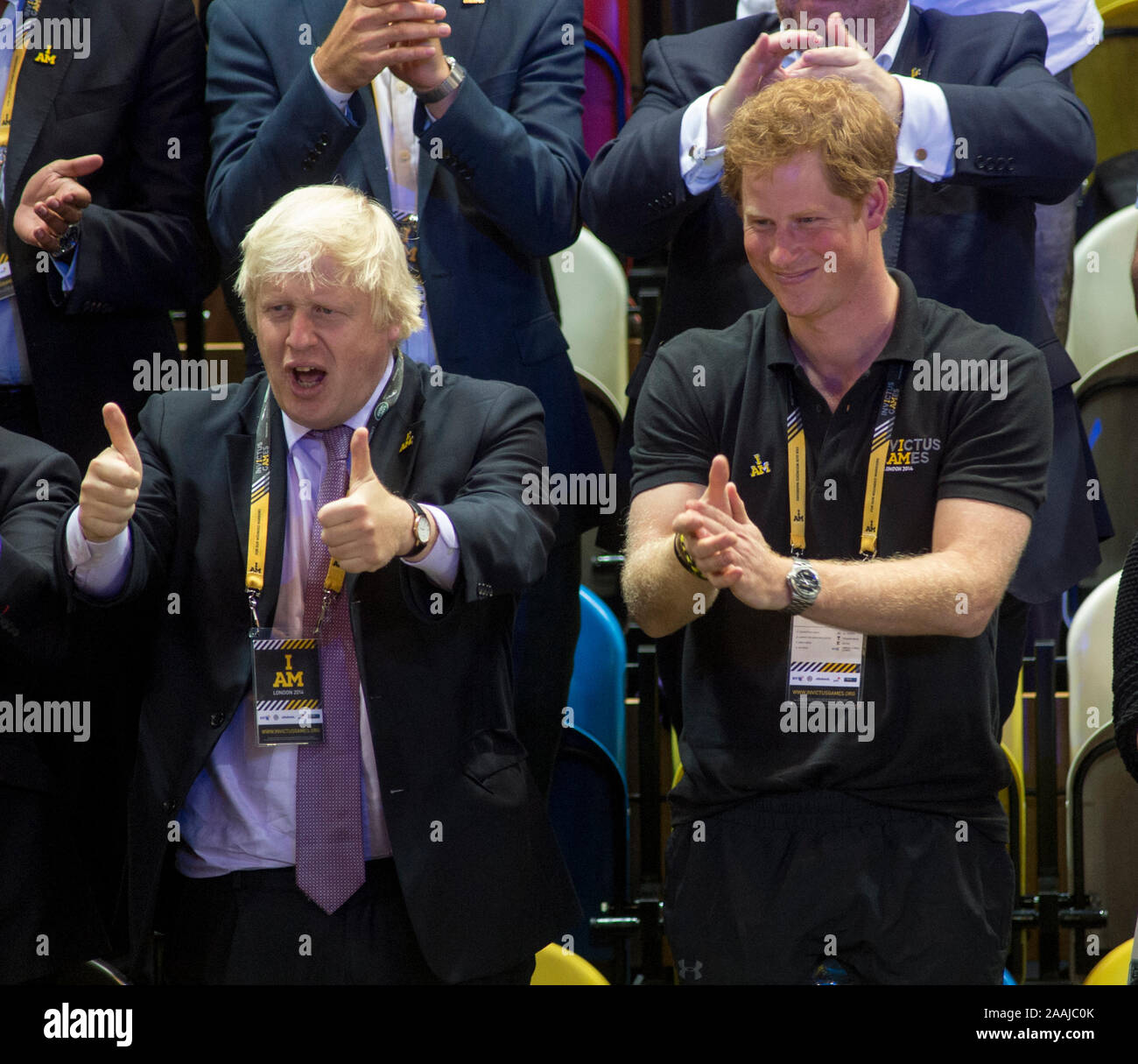 Prinz Harry und Boris Johnson beobachten, den Rollstuhl Rugby in der Copperbox auf der olympischen Arena East London an Tag zwei des Invictus games. September 2014 Stockfoto