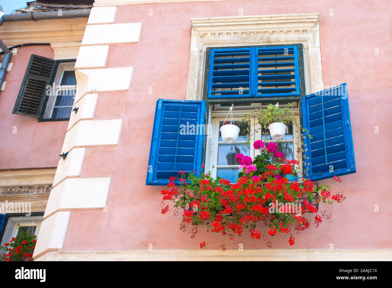 Blue Windows auf brick House bei Tageslicht Stockfoto