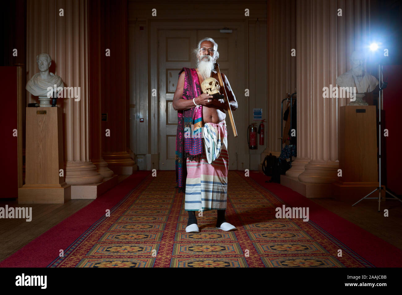 Edinburgh, Schottland. 22. November. 2019. Wani Uruwarige, Chief der antiken Sri Lankan Dschungel Wohnung Stamm den Vedda Menschen, nimmt an einer Feierstunde in der Universität von Edinburgh Playfair Bibliothek in Edinburgh. Die Universität eine Reihe von neun menschlichen Schädeln es vor über 100 Jahren erworben und stellte in ihrer anatomischen Sammlung untergebracht. Im Bild: Wanniya Uruwarige. Pako Mera/Alamy leben Nachrichten Stockfoto