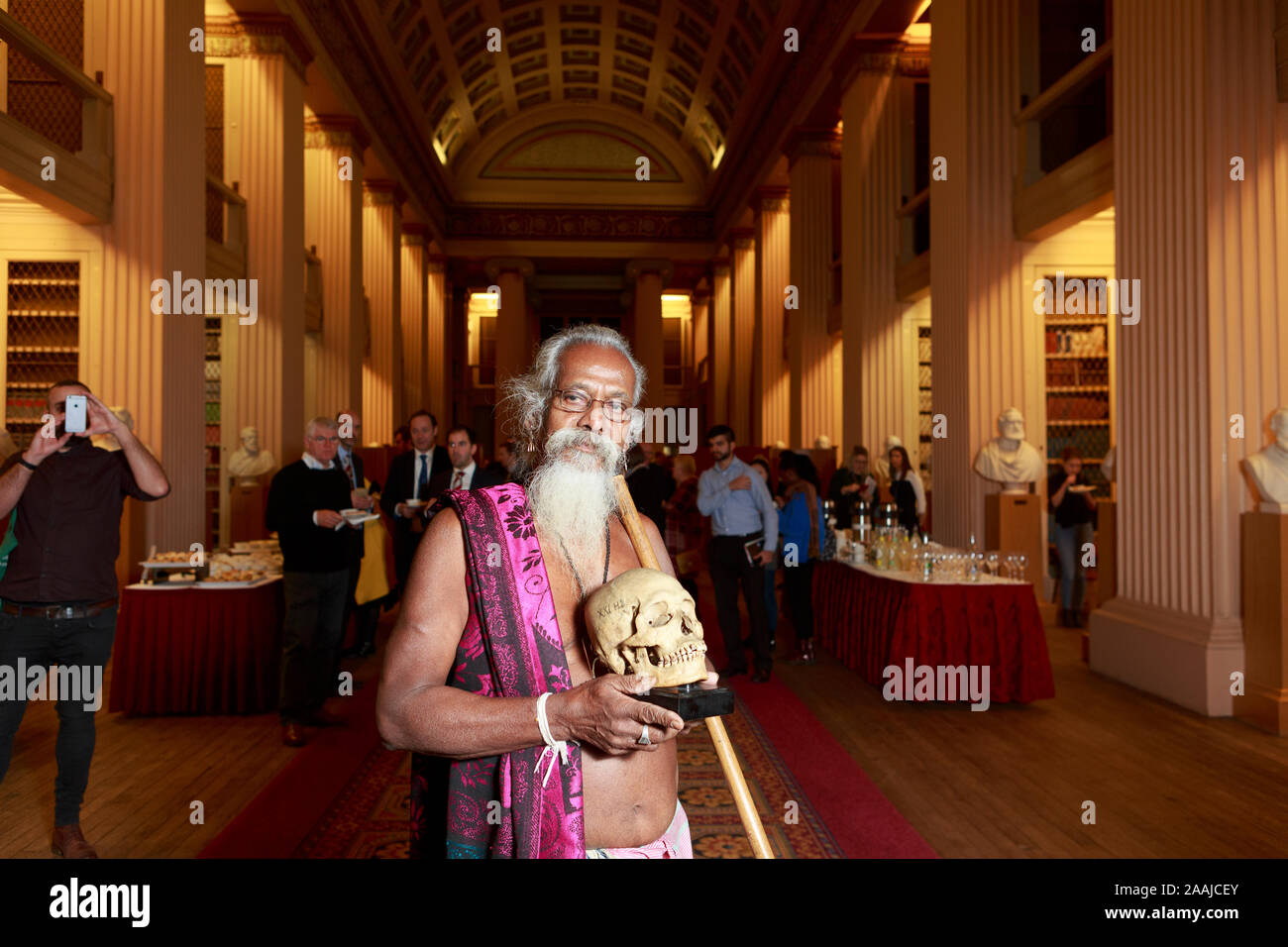 Edinburgh, Schottland. 22. November. 2019. Wani Uruwarige, Chief der antiken Sri Lankan Dschungel Wohnung Stamm den Vedda Menschen, nimmt an einer Feierstunde in der Universität von Edinburgh Playfair Bibliothek in Edinburgh. Die Universität eine Reihe von neun menschlichen Schädeln es vor über 100 Jahren erworben und stellte in ihrer anatomischen Sammlung untergebracht. Im Bild: Wanniya Uruwarige. Pako Mera/Alamy leben Nachrichten Stockfoto