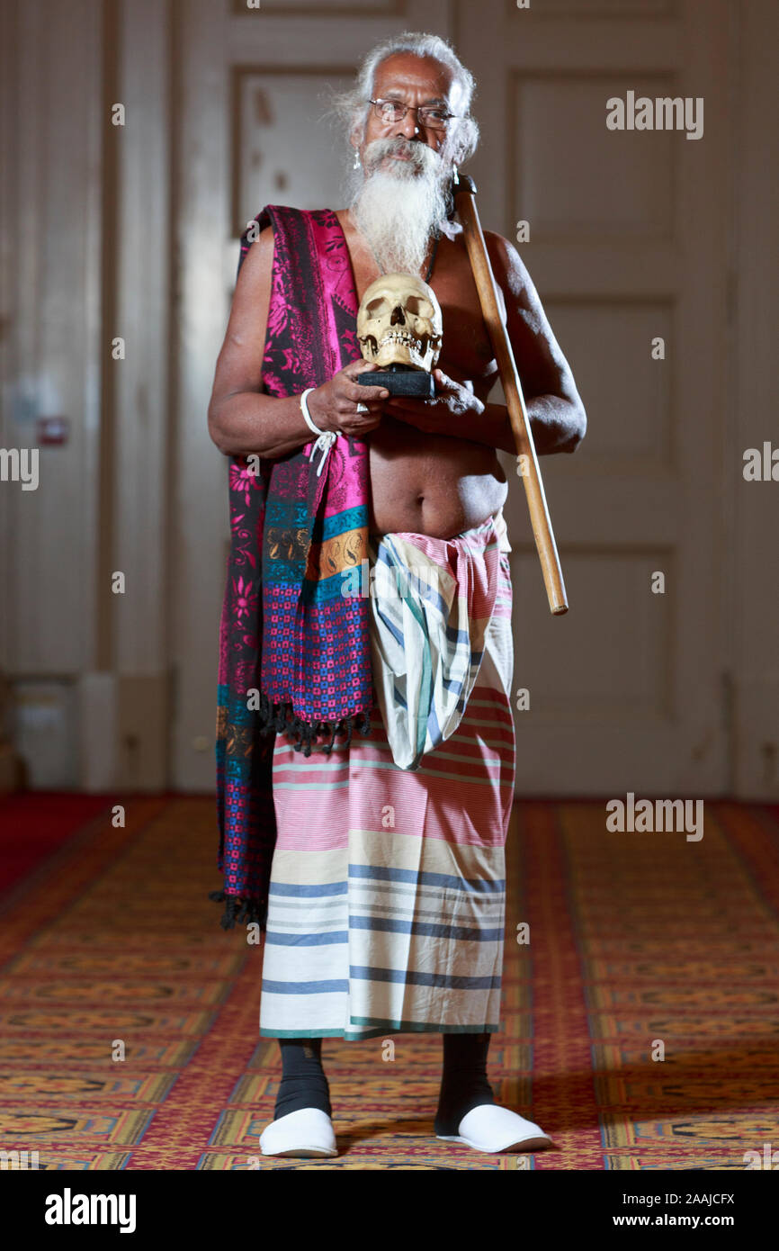 Edinburgh, Schottland. 22. November. 2019. Wani Uruwarige, Chief der antiken Sri Lankan Dschungel Wohnung Stamm den Vedda Menschen, nimmt an einer Feierstunde in der Universität von Edinburgh Playfair Bibliothek in Edinburgh. Die Universität eine Reihe von neun menschlichen Schädeln es vor über 100 Jahren erworben und stellte in ihrer anatomischen Sammlung untergebracht. Im Bild: Wanniya Uruwarige. Pako Mera/Alamy leben Nachrichten Stockfoto