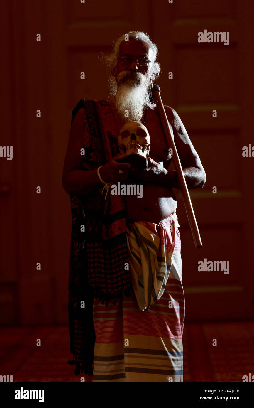 Edinburgh, Schottland. 22. November. 2019. Wani Uruwarige, Chief der antiken Sri Lankan Dschungel Wohnung Stamm den Vedda Menschen, nimmt an einer Feierstunde in der Universität von Edinburgh Playfair Bibliothek in Edinburgh. Die Universität eine Reihe von neun menschlichen Schädeln es vor über 100 Jahren erworben und stellte in ihrer anatomischen Sammlung untergebracht. Im Bild: Wanniya Uruwarige. Pako Mera/Alamy leben Nachrichten Stockfoto