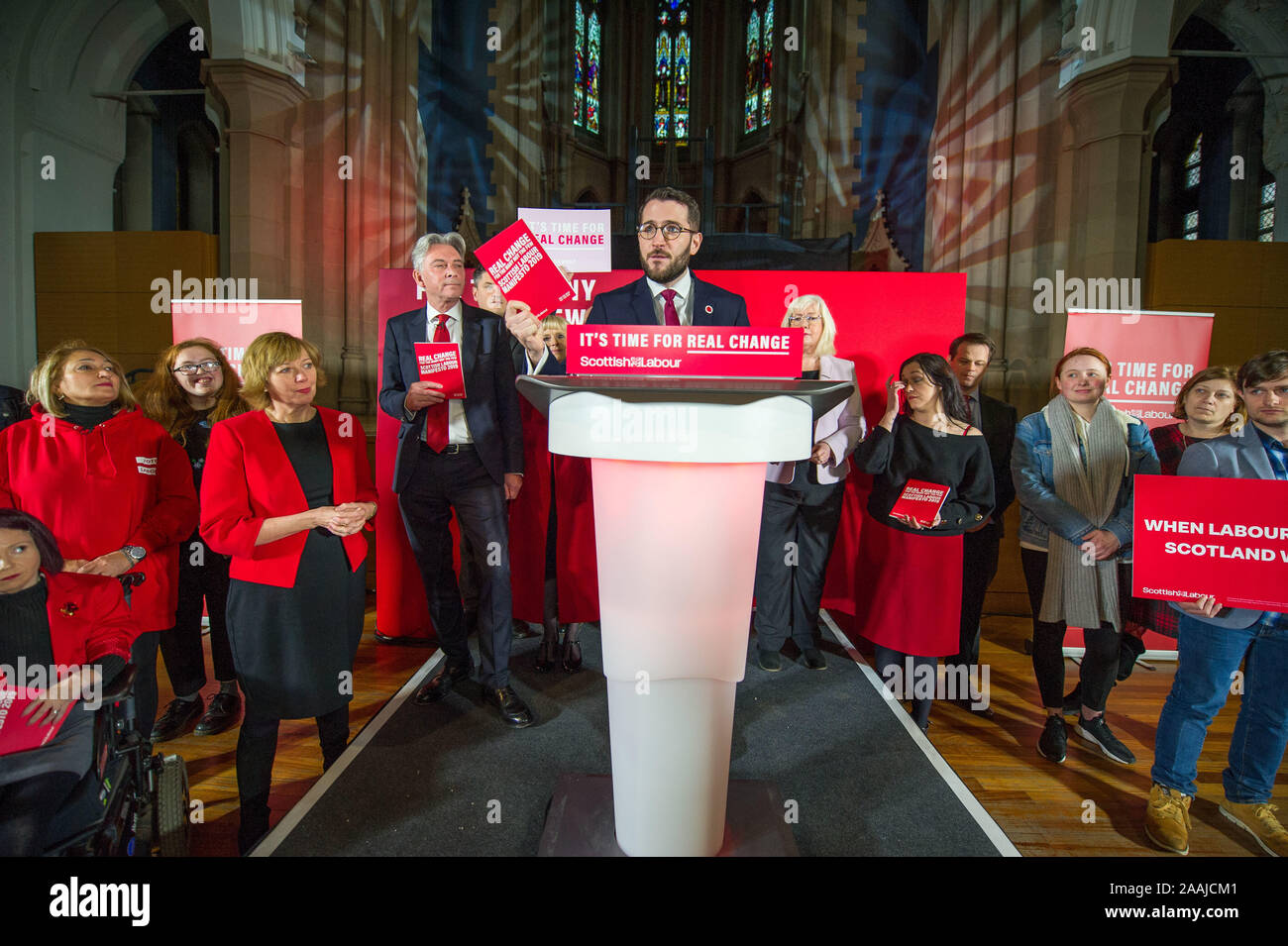 Glasgow, UK. 22. November 2019. Im Bild: (3. von links) Lesley Laird MP-Shadow Minister für Schottland, Srtate (4. von links), Richard Leonard MSP-Führer der Scottish Labour Party (Mitte) Paul Sweeney MP-Mitglied der Labour Party für Glasgow North East Wahlkreis. Richard Leonard ist in den gorbals von Faten Hameed und andere schottische Labour PCCs Mitglied des schottischen Labour Manifest zu starten. Credit: Colin Fisher/Alamy leben Nachrichten Stockfoto