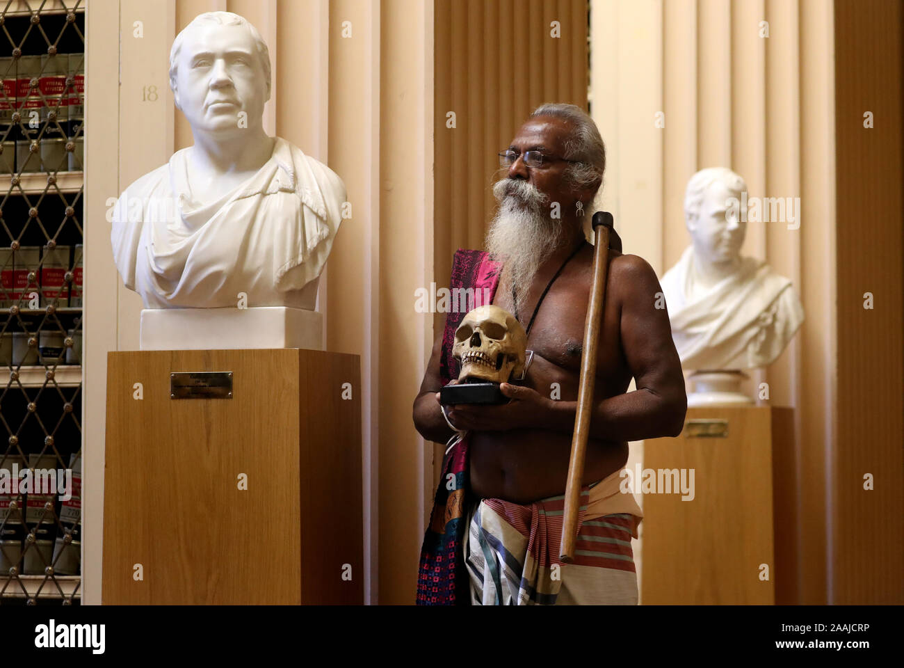 Wanniya Uruwarige, Leiter der Sri Lankan Dschungel - Wohnung vedda Stamm Menschen, hält eine von neun menschlichen Schädeln gedacht, mehr als 200 Jahre alt zu werden, nach einer Feierstunde in der Universität von Edinburgh Playfair Bibliothek die Rückkehr des angestammten bleibt auf die Heimat der Sri Lankischen tribespeople zu markieren. Stockfoto