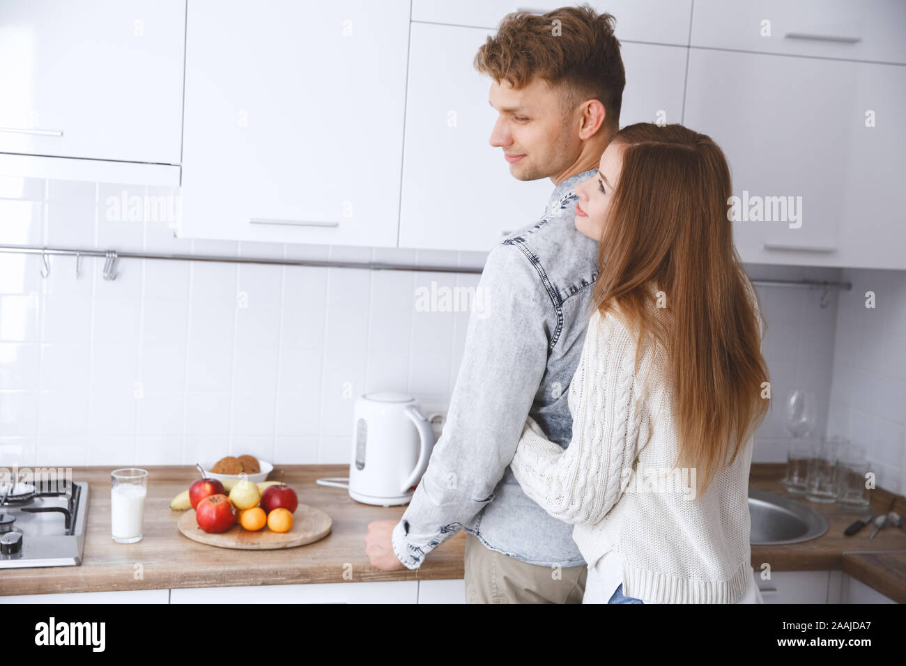 Junges Paar zusammen zu Hause liebe Konzept zusammen kochen Stockfoto