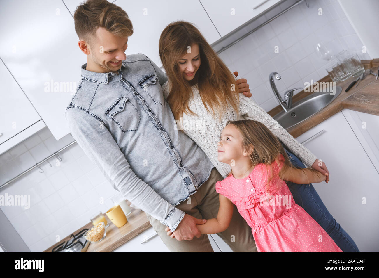 Familie zu Hause gemeinsam Freizeitaktivitäten liebe Konzept stehen in der Küche Stockfoto