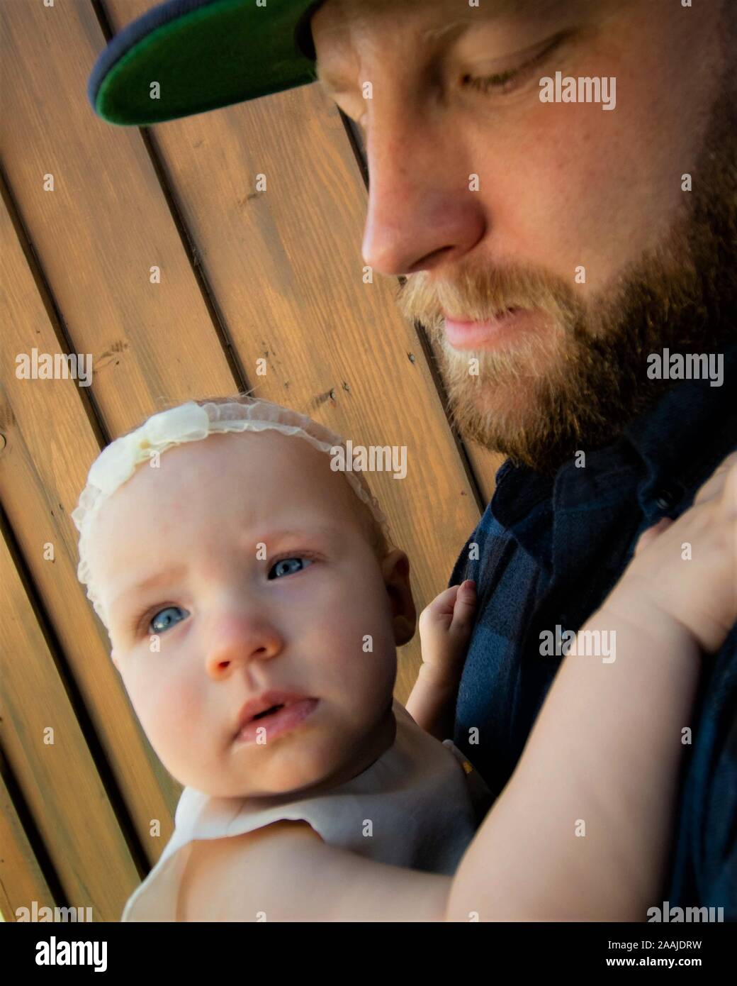 Stolzer Vater und Tochter toddler ihn mit Bart Stockfoto