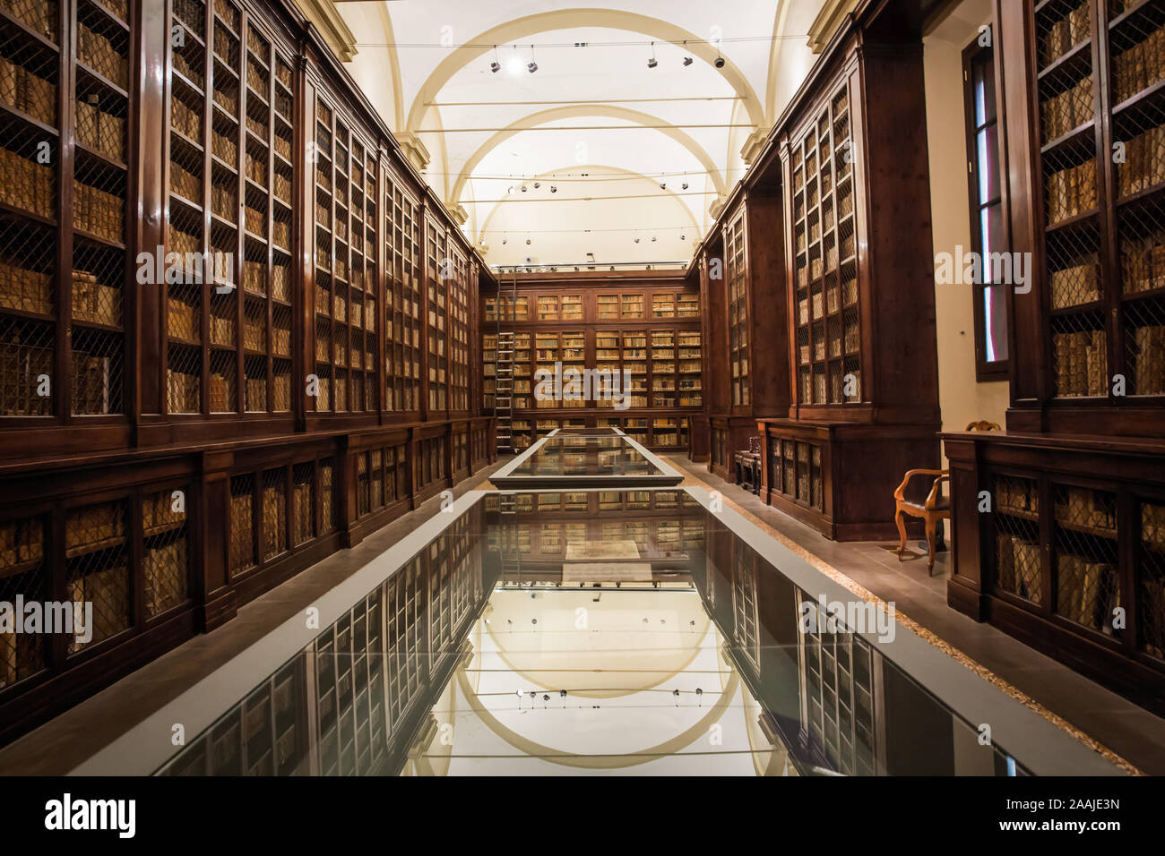 Alte Holz- Bibliothek in Italien mit alten Büchern. Stockfoto