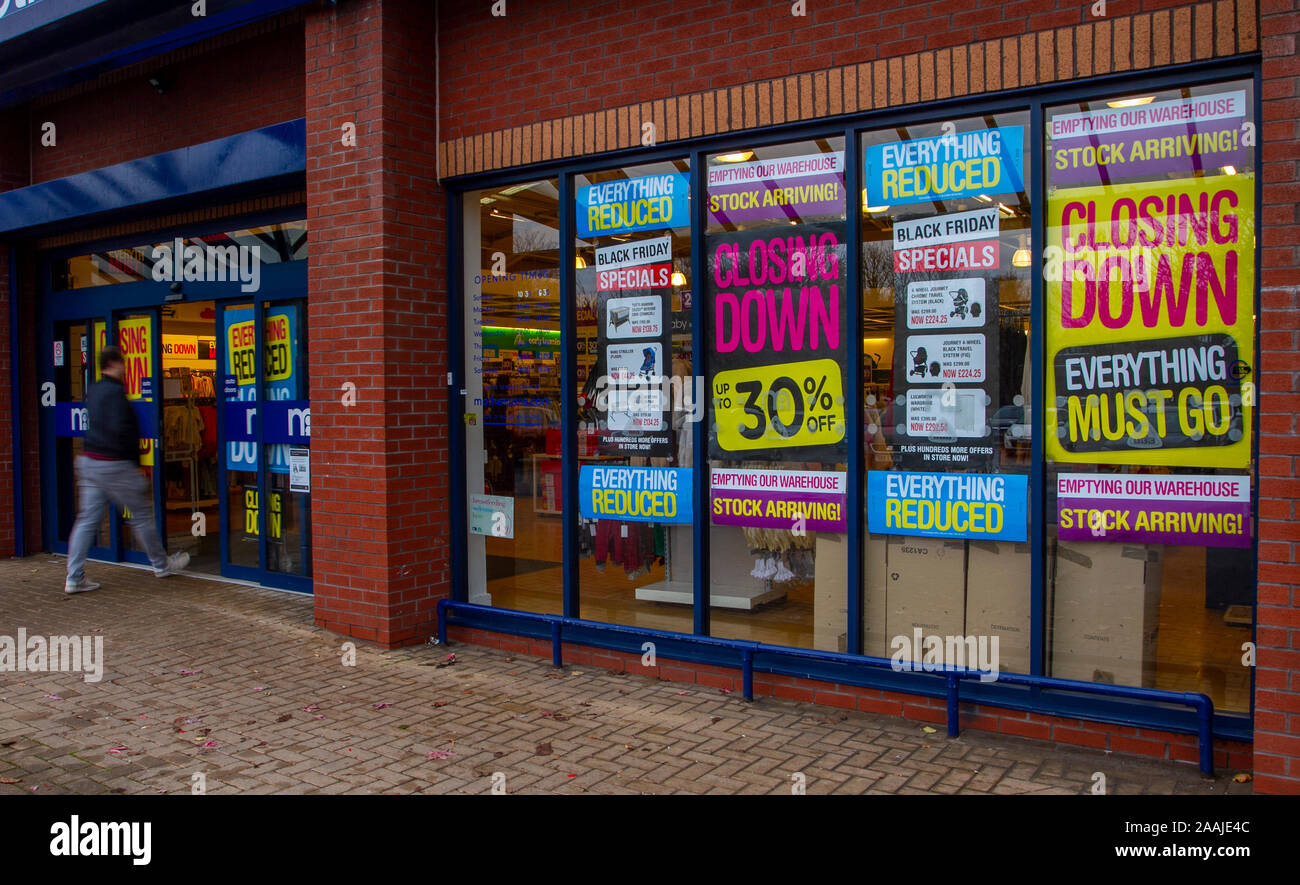 Preston, Lancashire. 22 Nov, 2019 Letzte Tage von mothercare als Schwarzer Freitag Verkäufen kommen früh in der Innenstadt. MOTHERCARE hat seine Schwarzen Freitag 2019 Angebote und Schnäppchen vor der riesigen Verkauf Veranstaltung bewies nächste Woche. Der Black Friday Deals sind in Mothercare Stores erhältlich und online, solange der Vorrat reicht, als Teil seiner Schließung Verkauf. Kredit; MediaWorldImages/AlamyLiveNews Stockfoto