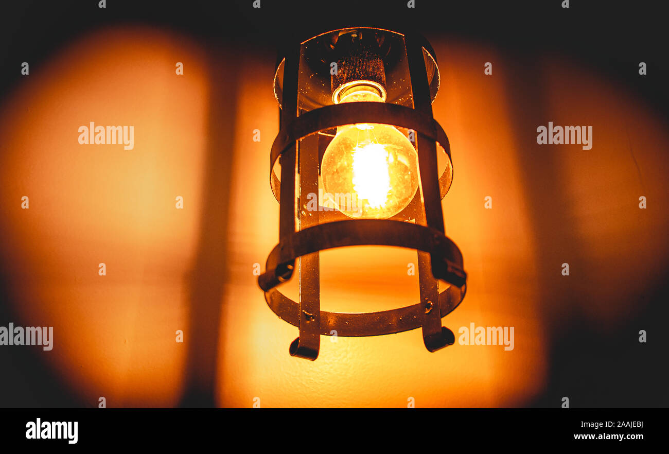 Foto einer Glühlampe Licht im rustikalen unterstützen. Stockfoto