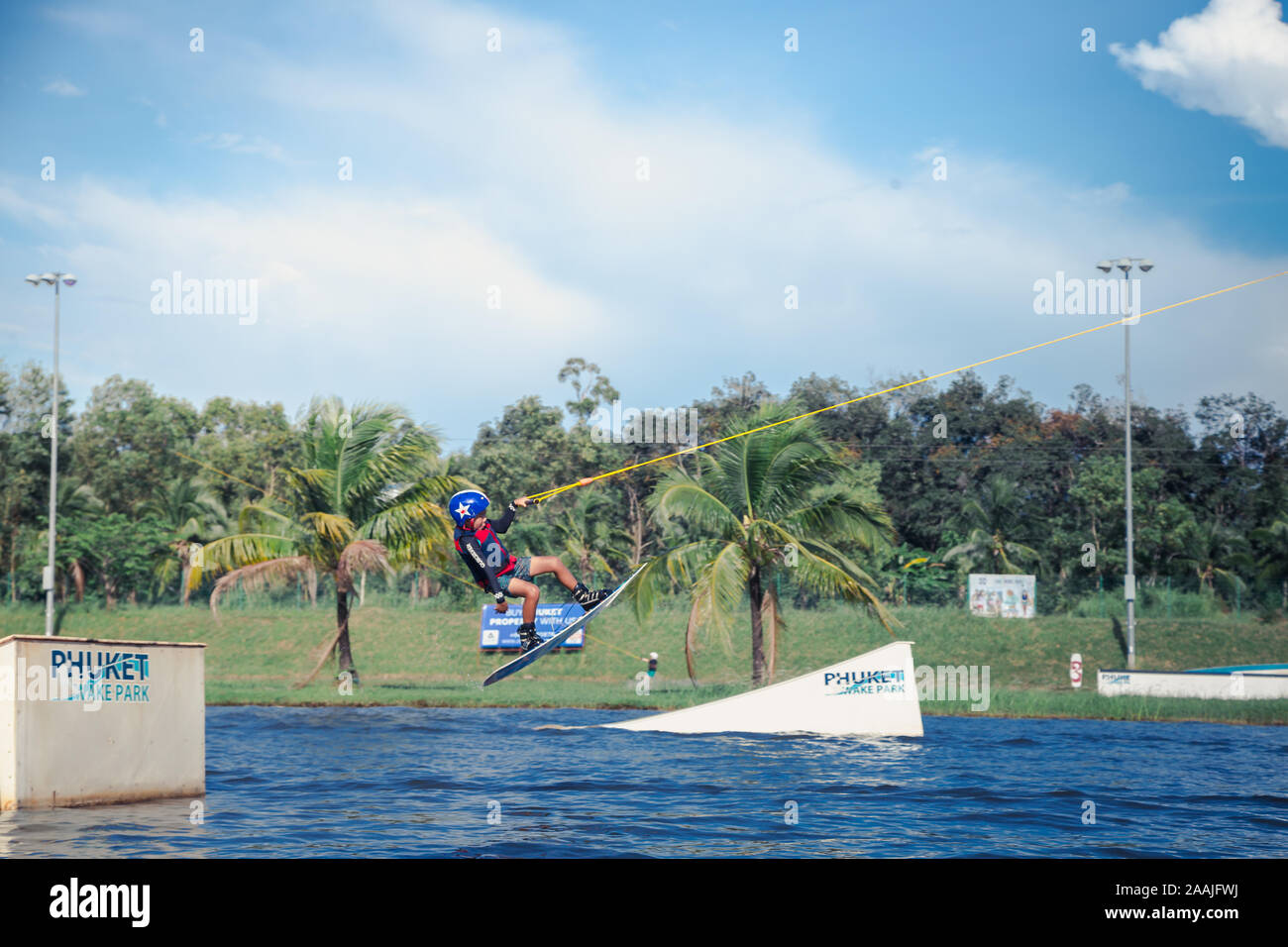 Phuket, Thailand - 10 Januar 2018: Zicklein springen während des Spielens wake Board im Phuket Wake Park Stockfoto