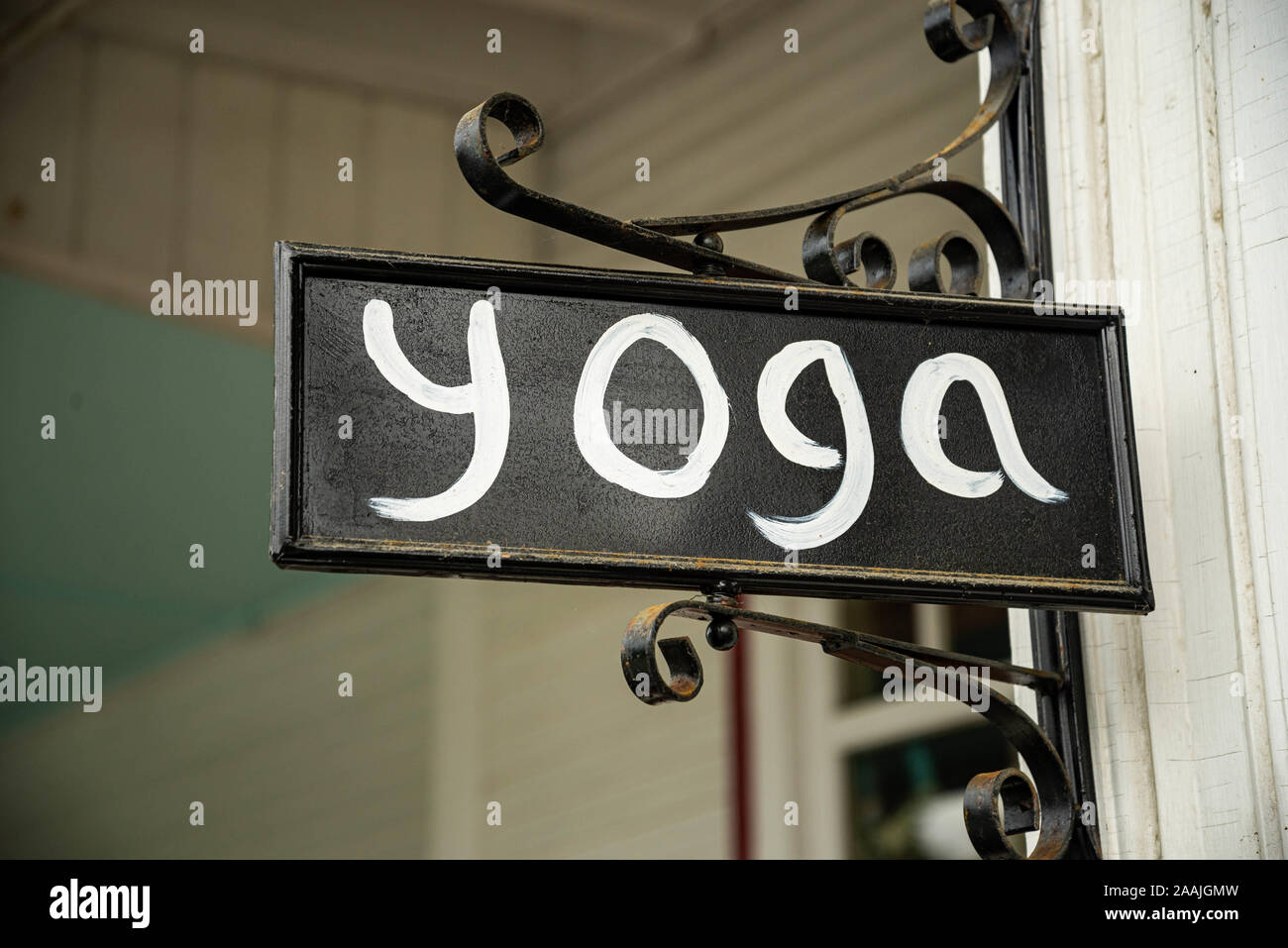 Nahaufnahme einer Yoga Studio auf der Die sreet in New England Stockfoto