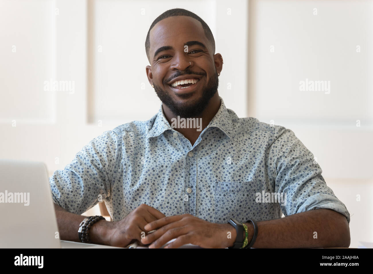 Portrait von lächelnden biracial Mann, Blick in die Kamera lachen Stockfoto