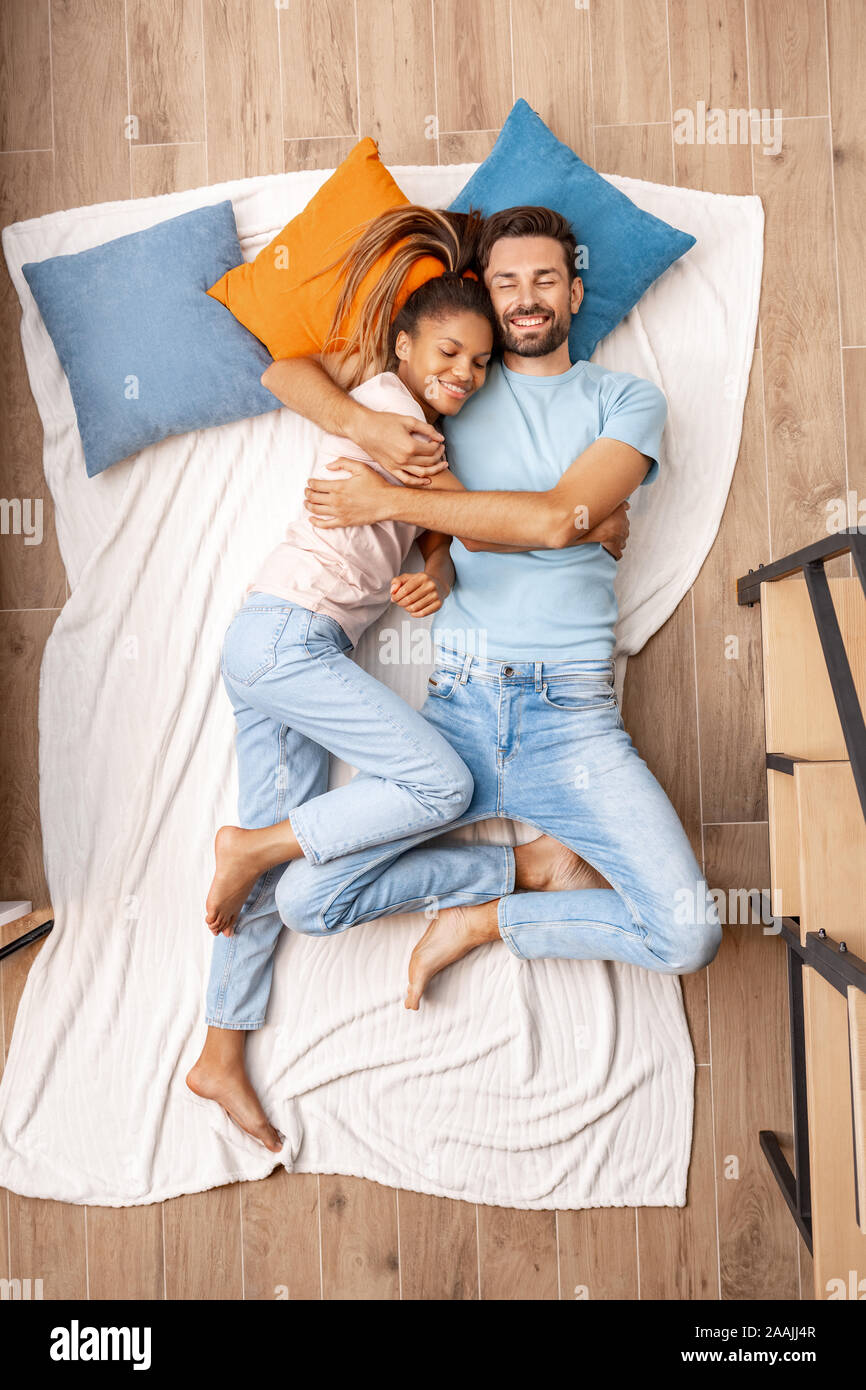 Junge erwachsene Freundin und Freund zusammen Schlafen auf dem Bett Stockfoto