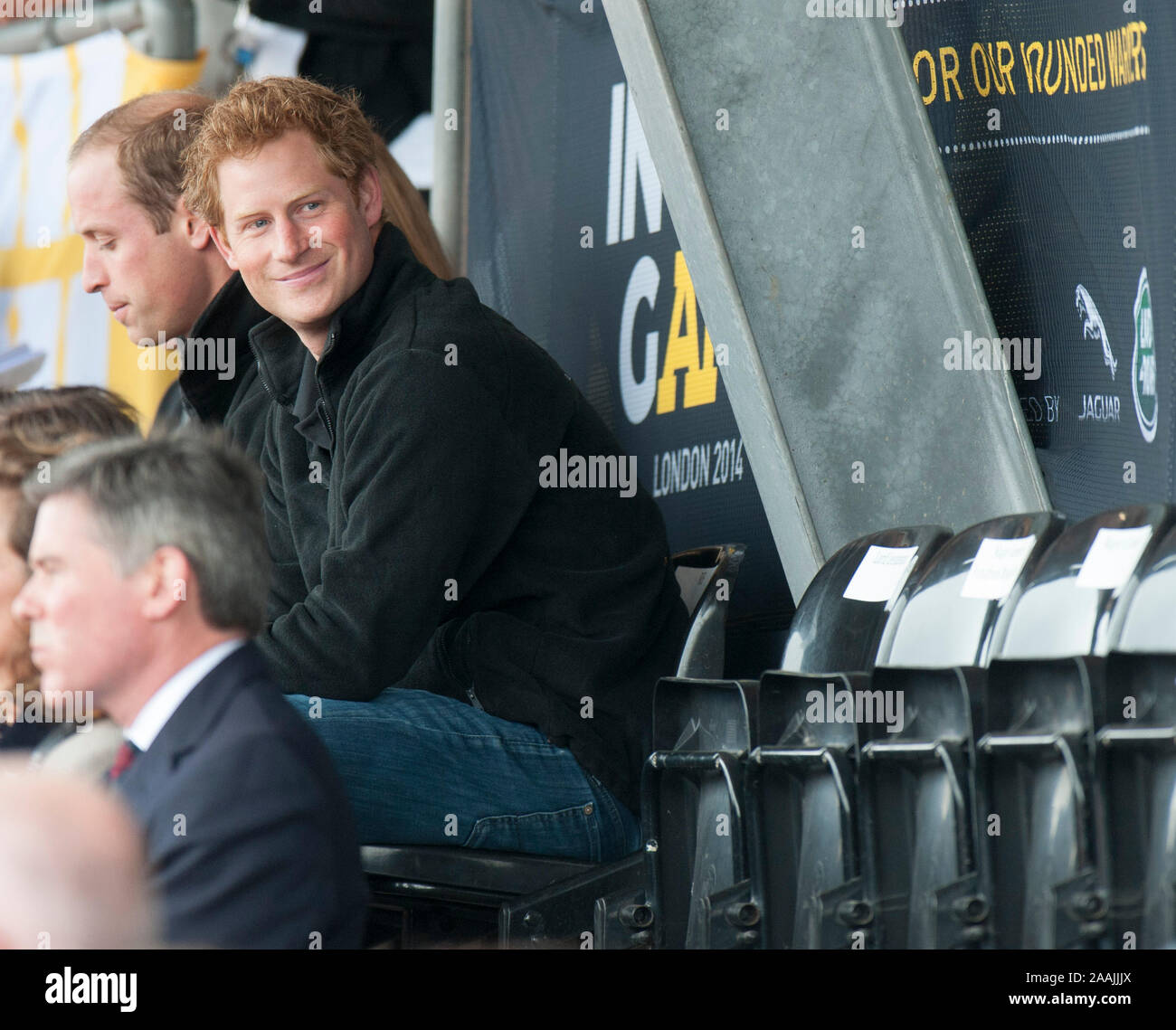 Prinz Harry von seinem Vater Prinz Charles und sein Bruder Prinz William für den ersten Tag der Invictus Spiele am Lee Valley Park in London 2014 unterstützt. Stockfoto