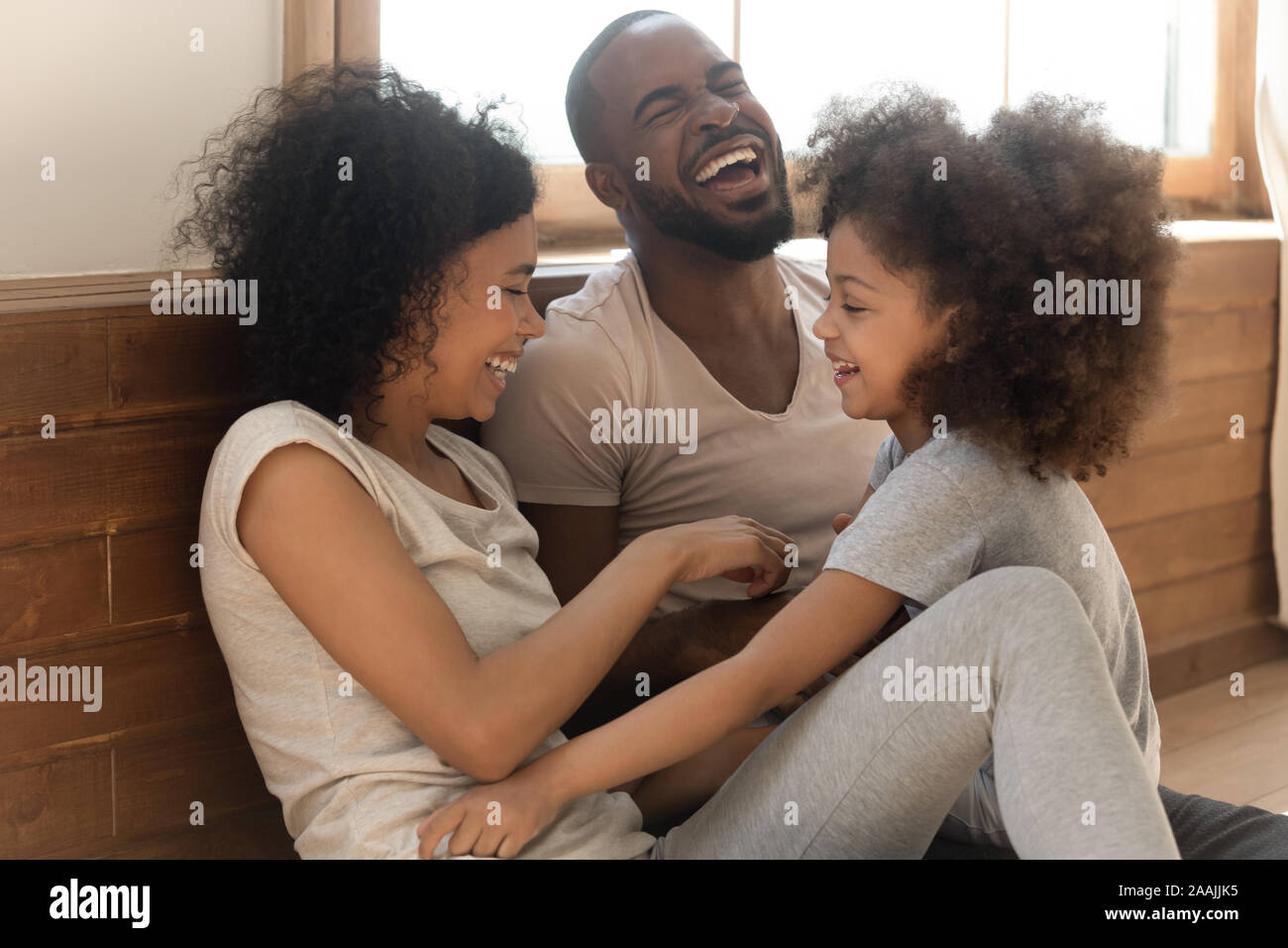 Happy biracial Familie mit Kind Spaß haben zu Hause Stockfoto