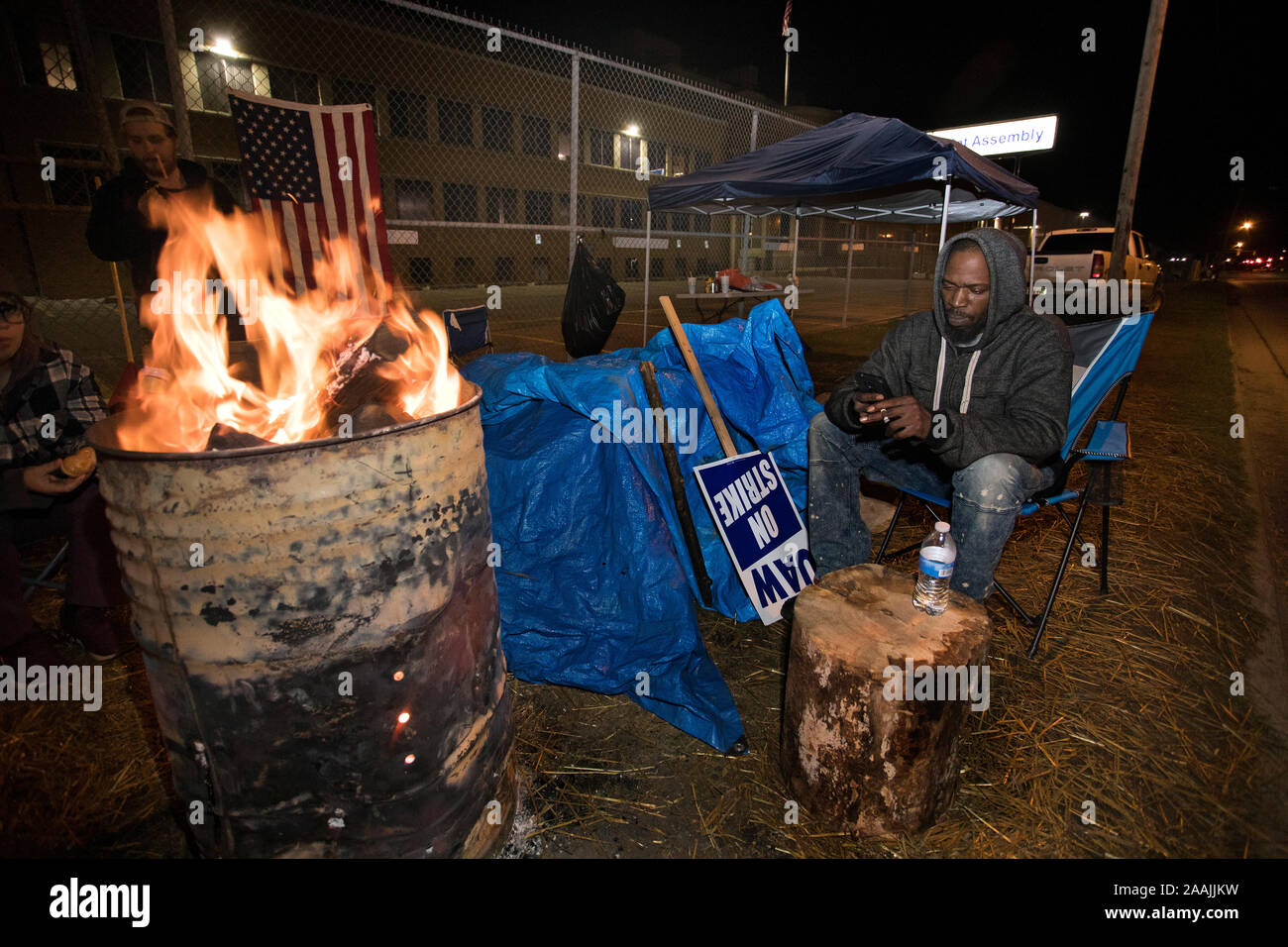 United Auto Workers (UAW) Union Mitglieder auf den Streikposten gegen General Motors (GM) am Feuerstein Montagewerk, Flint, Michigan. Oktober, 2019 Stockfoto