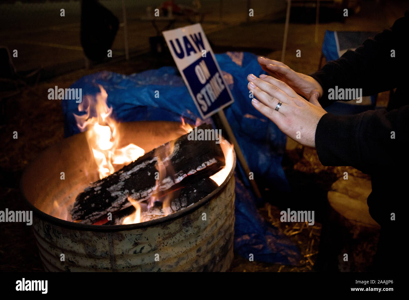 United Auto Workers (UAW) Union Mitglieder auf den Streikposten gegen General Motors (GM) am Feuerstein Montagewerk, Flint, Michigan. Oktober, 2019 Stockfoto