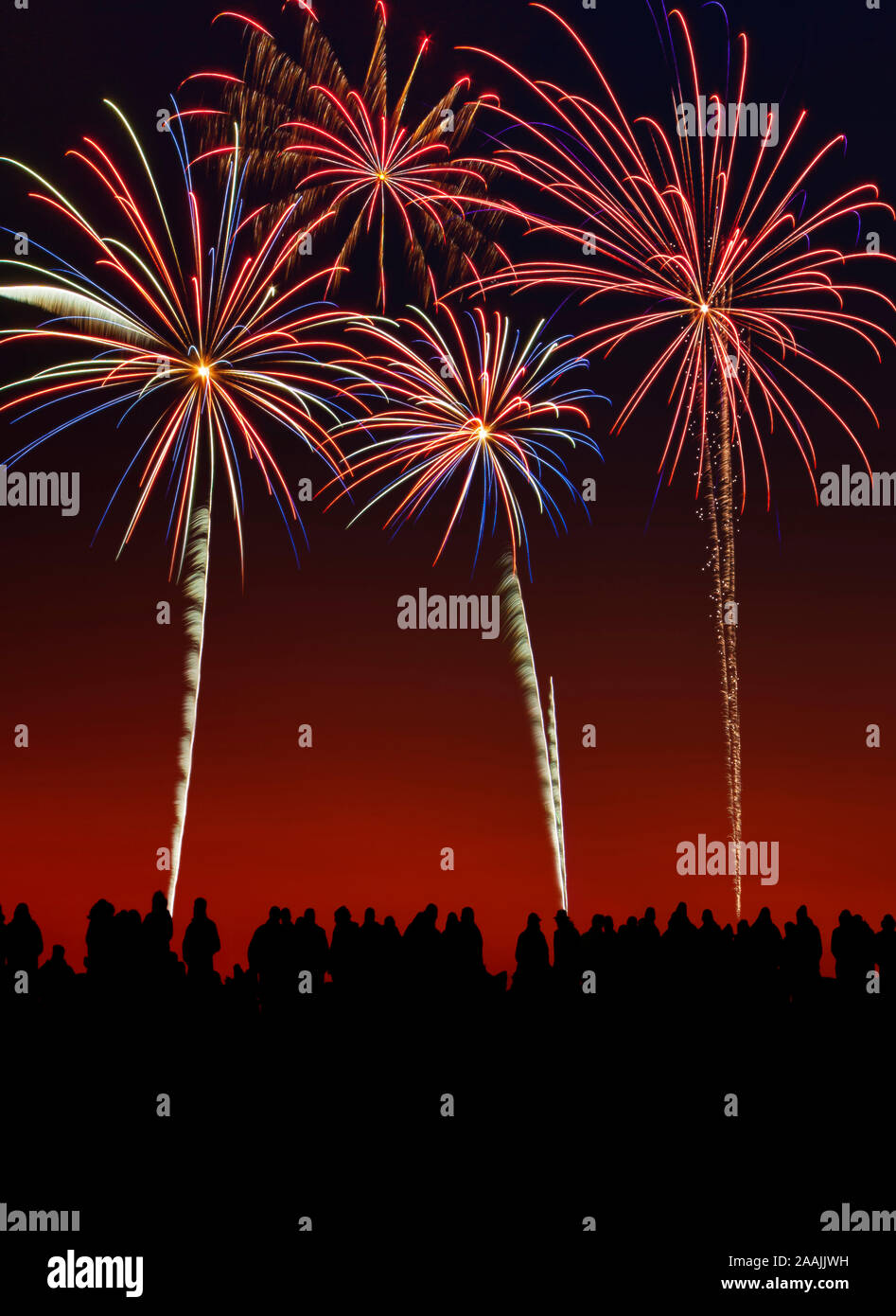 Silhouette von Menschen zu einem Feuerwerk. Stockfoto