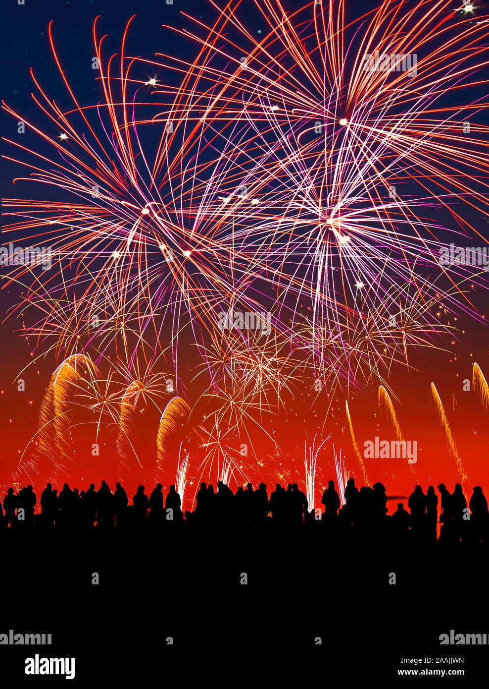 Silhouette von Menschen zu einem Feuerwerk. Stockfoto