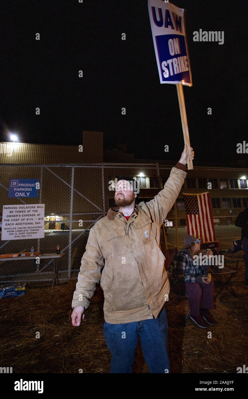 United Auto Workers (UAW) Union Mitglieder auf den Streikposten gegen General Motors (GM) am Feuerstein Montagewerk, Flint, Michigan. Oktober, 2019 Stockfoto