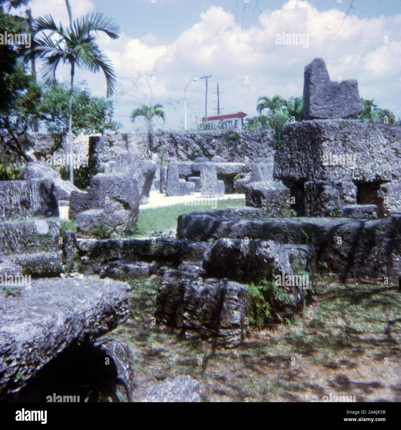 Jahrgang April 1972 Foto, megalithischen oolite Kalkstein Strukturen an der Coral Castle in Homestead, Florida. Quelle: Original 35 mm Transparenz Stockfoto