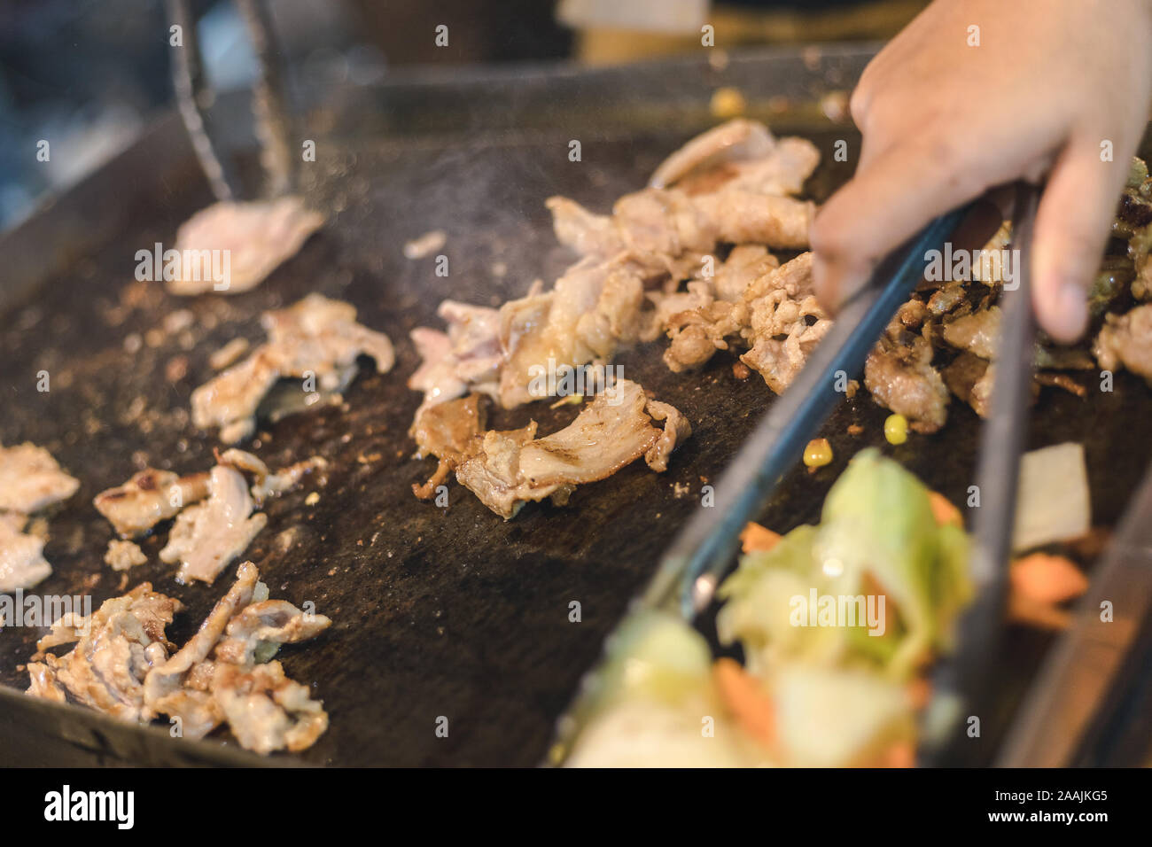 Einige Schweinesteak mit kleinen Stück Schweinefleisch Blätterteig mit einigen pflanzlichen Stockfoto