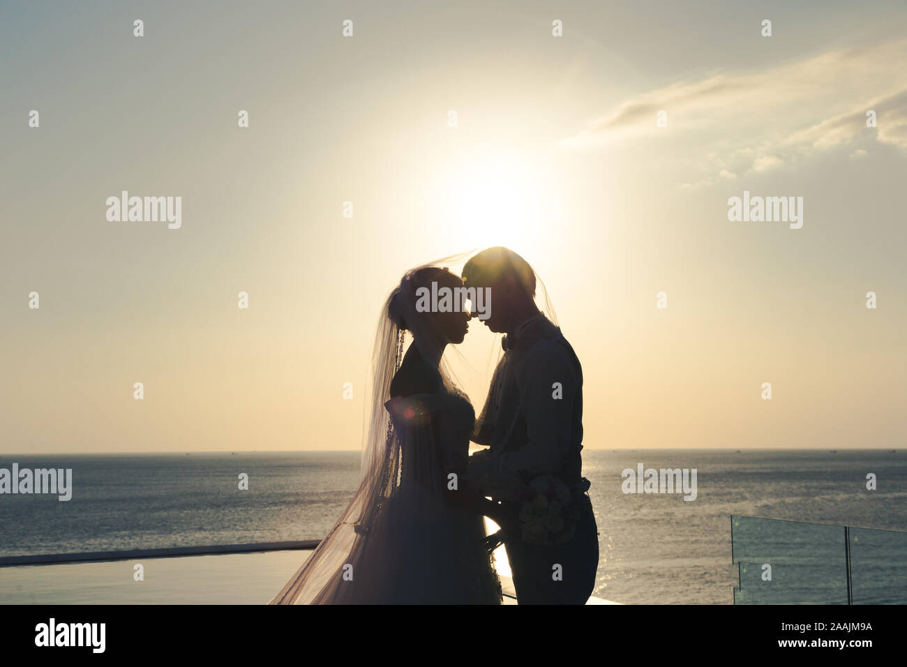 Paar Liebe umarmen mit Gesicht gemütlich mit Sonnenuntergang im Schatten in der Nähe von Meer zu Gesicht Stockfoto