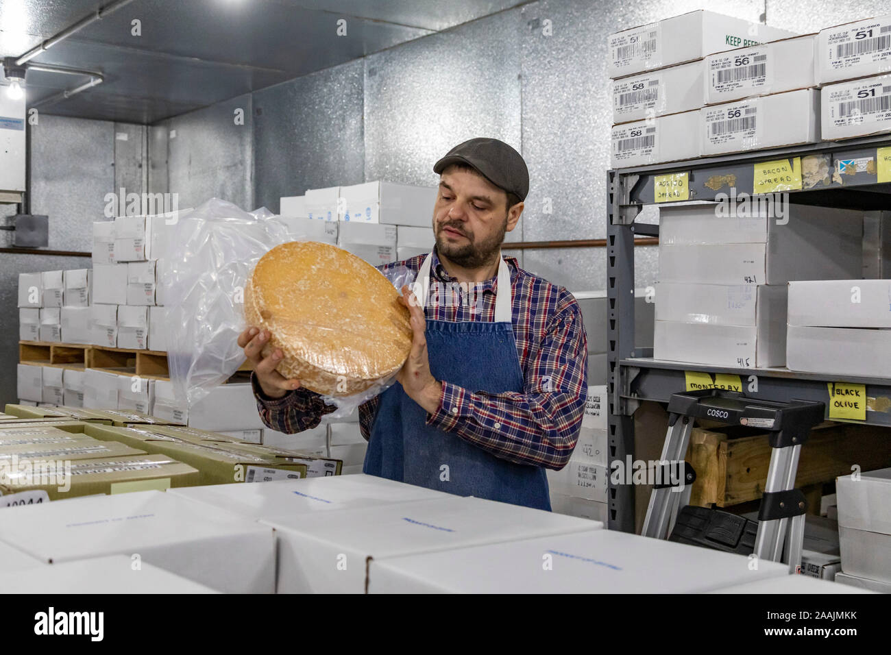 Auroraville, Wisconsin - Fred Buhrow zeigt eine Käse Rad in den Kühler, wo Käse Alter der Union Star Käse. Union Star ist einer der Wenigen Stockfoto