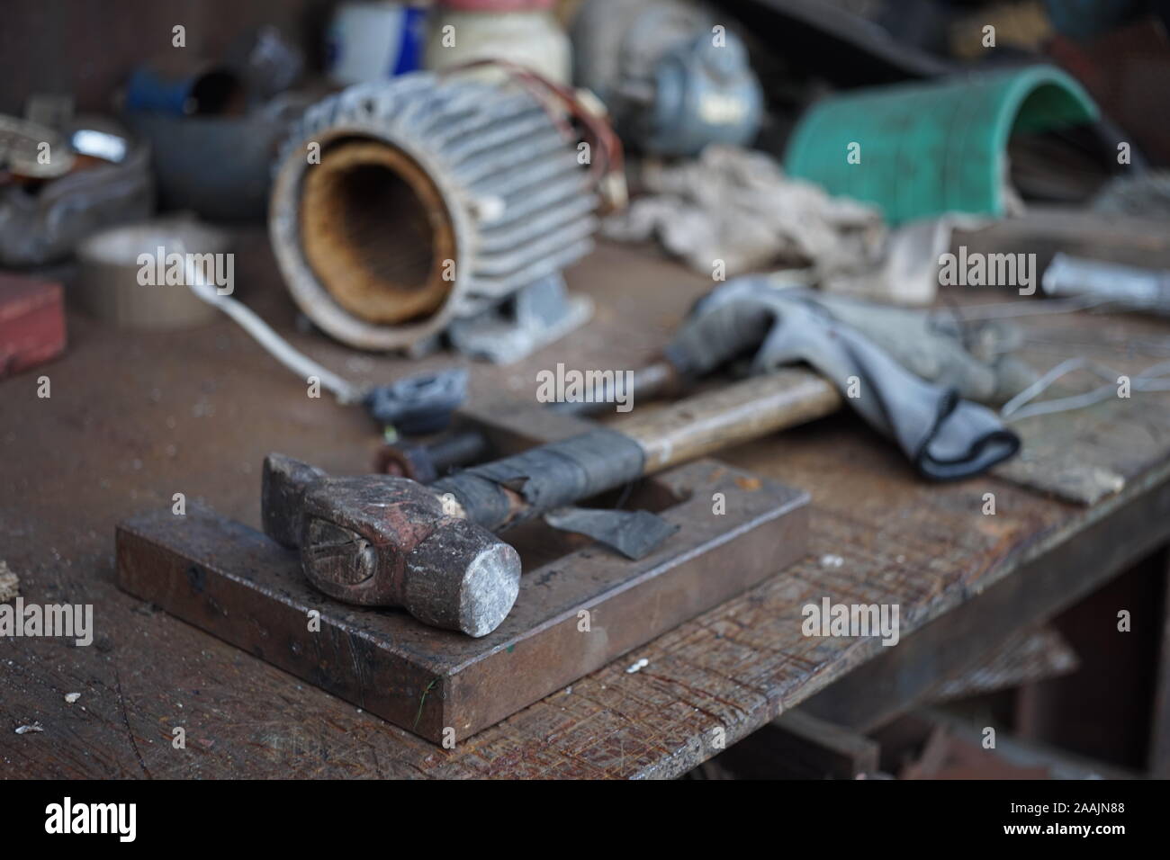 Alten Hammer mit einem Holzgriff in Isolierband auf der einen Tischler Schreibtisch gewickelt. Garage Tools Stockfoto