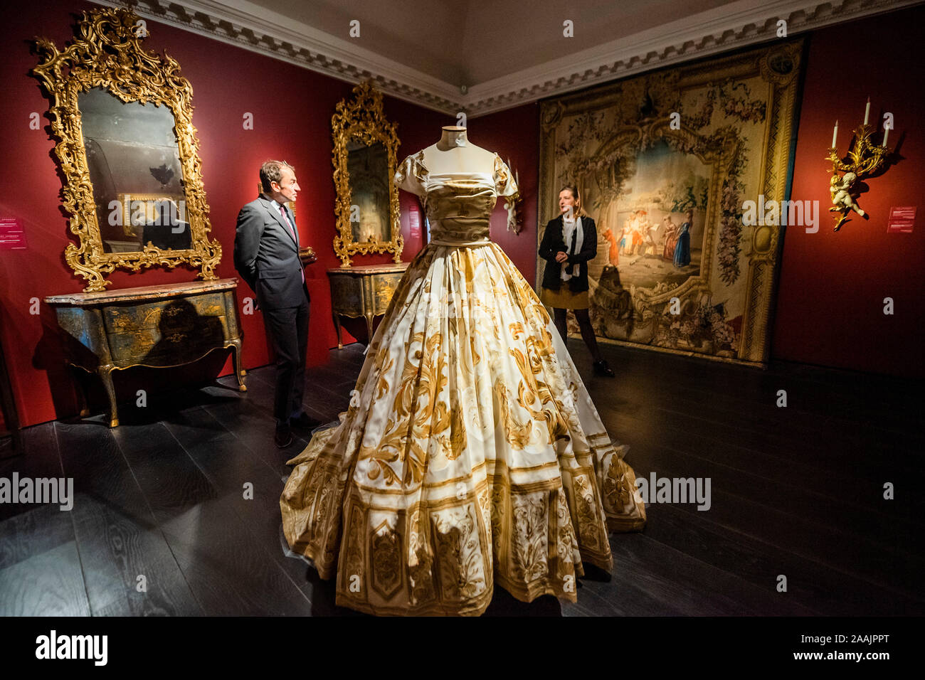 Christie's, London, Großbritannien. 22. Nov 2019. Dolce & Gabanna Alta Moda Korsett Kleid und privaten Verkauf Werke - Christies Vorschau alte Gemälde und dekorative Künste, neben couture Kleider und Schmuck aus dem Dolce&Gabbana von Alta Moda und Alta Gioielleria Sammlungen kuratiert, die Rückverfolgung der dauerhaften Einfluß auf die Mode der Jahrhunderte alten Leinwände und Sartorial blüht von der Geschichte inspiriert. Credit: Guy Bell/Alamy leben Nachrichten Stockfoto