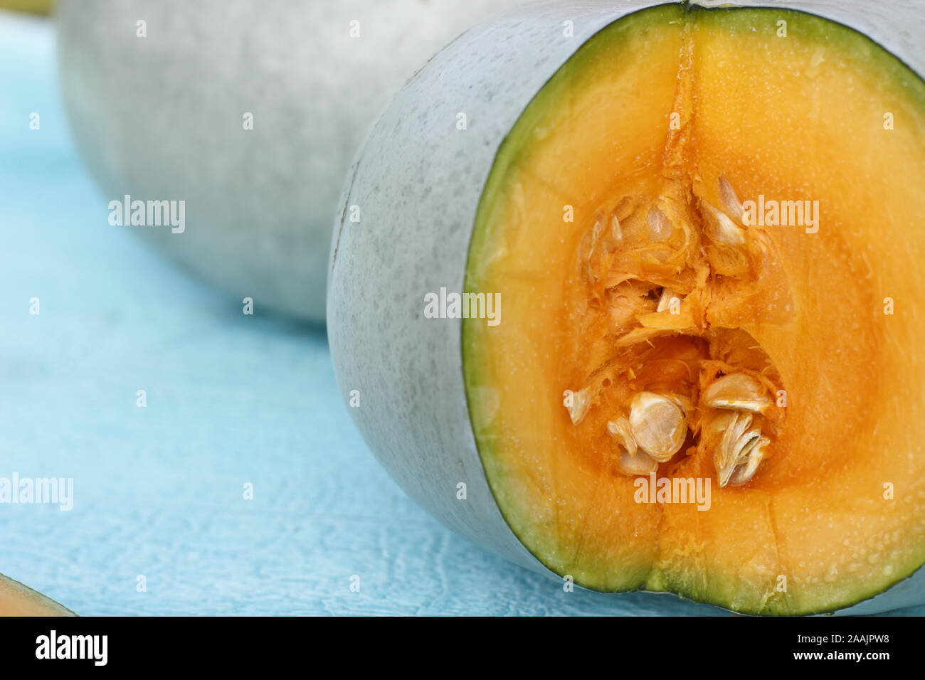 Cucurbita maxima "Kronprinz". Frisch geerntete, blau gehäutet Crown Prince Squash, in Scheiben geschnittene lebendige Fleisch zu offenbaren. Stockfoto